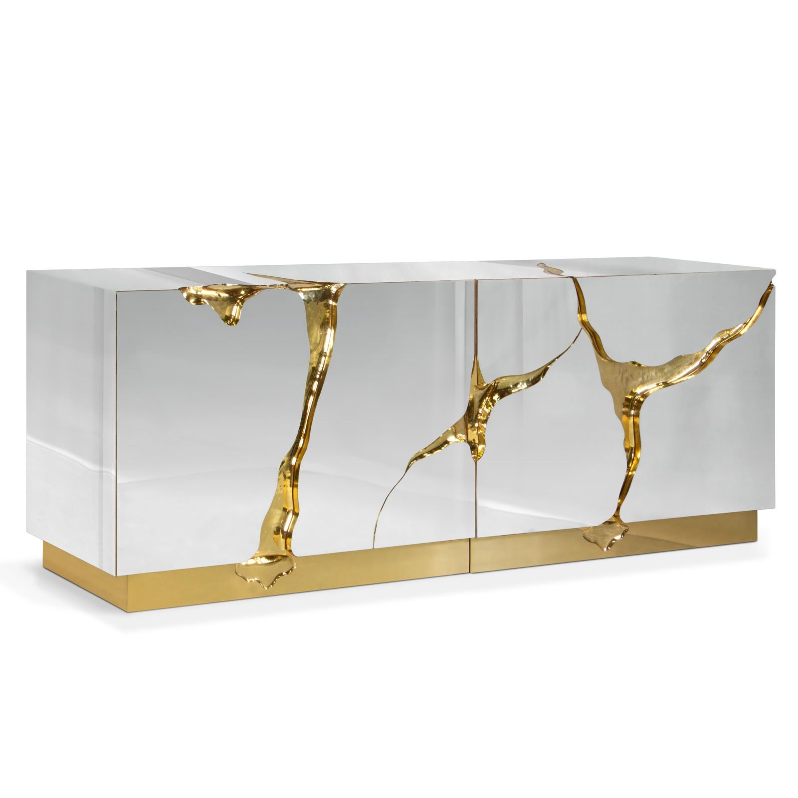 Sideboard paradise with wood carving structure
with details finished in polished solid brass in gold
finish. Coated with polished stainless steel. Inside in
poplar wood veener. Exceptional piece.