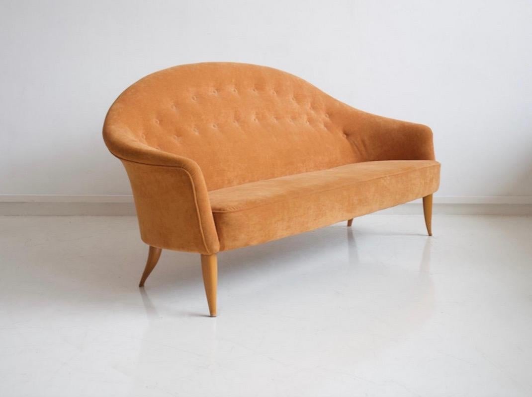 Scandinavo moderno Divano Paradise con rivestimento in tessuto arancione di Kerstin Hörlin-Holmqvist in vendita