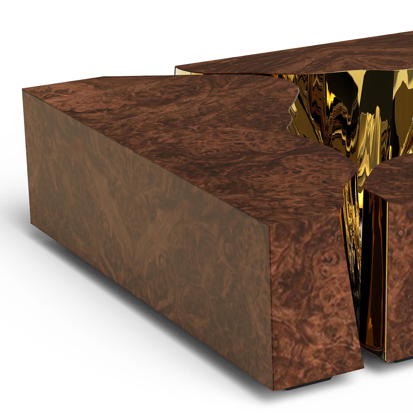 Table basse Paradise Walnut composée de 3 structures 
en bois avec placage de racines de noyer, finition vernie brillante 
avec du laiton poli sur un bord de chaque structure.
Également disponible sur demande avec d'autres finitions en bois plaqué.