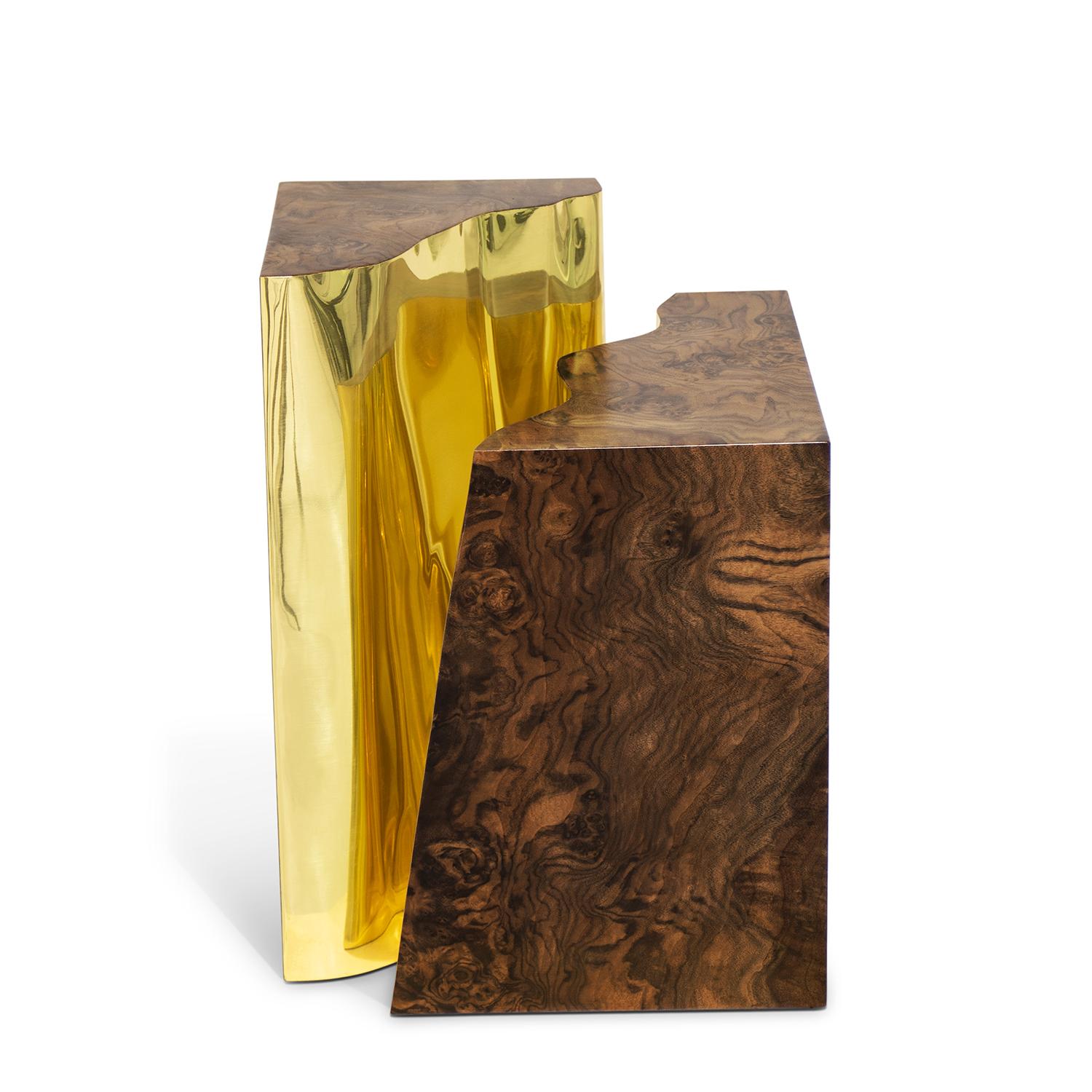 Side Table Paradise Walnut features a Walnut root veneer 
structure with its inside finished in polished brass, outsides 
finished in veered and varnished solid walnut wood.
