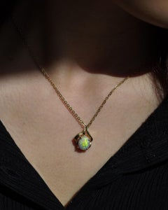 «Paradise Waves»: colgante australiano de ópalo seminegro macizo de 1,7 ct en oro amarillo de 18 ct