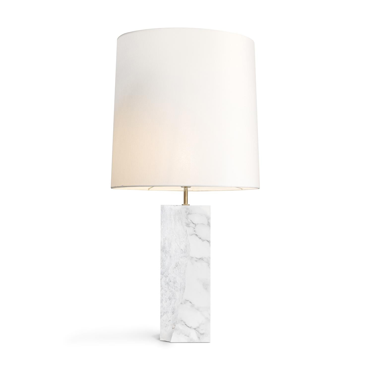 Lampe de table Paradise White Full Marble avec base
en marbre blanc sculpté, avec lampe en laiton poli
tige et avec abat-jour en coton blanc. 1 ampoule, lampe
support type E27, Max 40 watt, ampoule non incluse.
Également disponible sur demande en