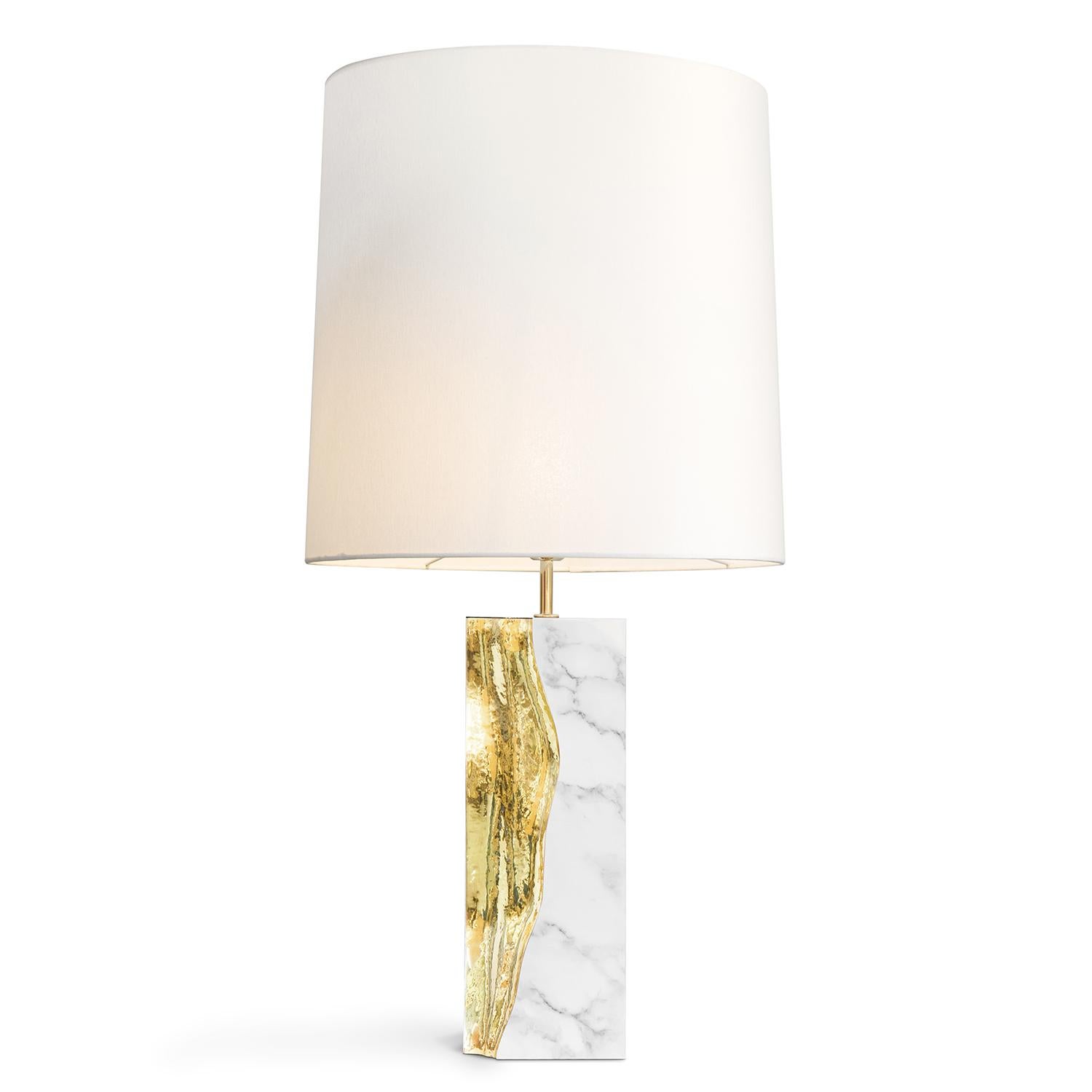 Table Lamp Paradise White Marble with white marble base
carved and polished. Base including polished brass detail,
including a round shade, dimensions : Diameter 40xH45cm.
Base dimensions: L15xD15xH40cm.
1 bulb, lamp holder type E27, max 40 watt,