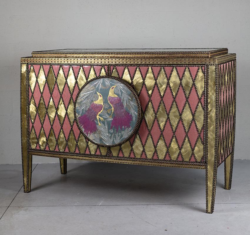Enfilade Paradisea de Valentina Giovando
Dimensions : L 123 x P 61 x H 83 cm : L 123 x P 61 x H 83 cm.
MATERIAL : Bois, tissu, laiton, fibre de verre, paillettes.  

Valentina Giovando, vit et travaille à Sarzana, en Ligurie, et se consacre depuis