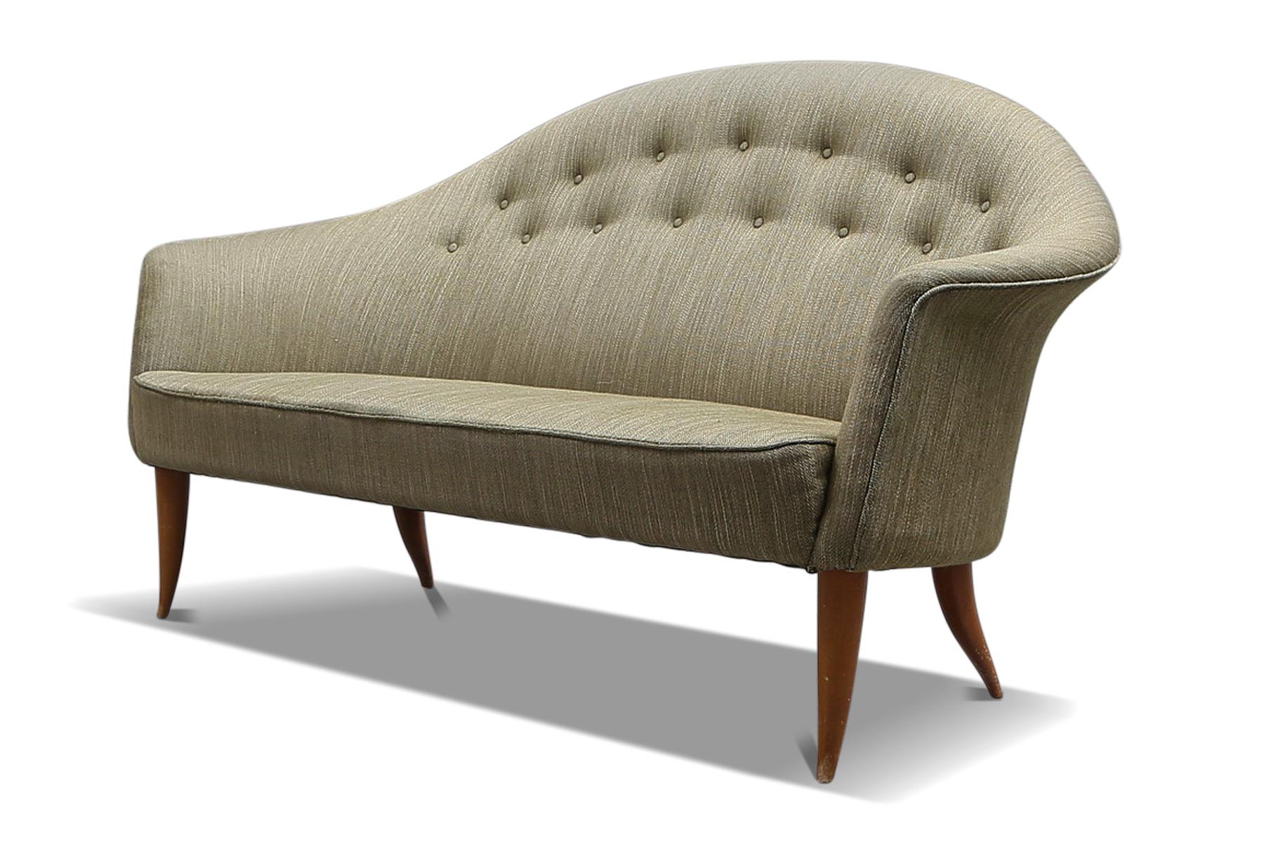Origen: Suecia
Diseñadora: Kerstin Horlin-Holmquist
Fabricante: Triva
Época: años 50
Materiales: Lana
Medidas: 56,75? ancho x 31? fondo x 32? alto

Estado:
En excelente estado original. La lana tiene un ligero desgaste vintage.