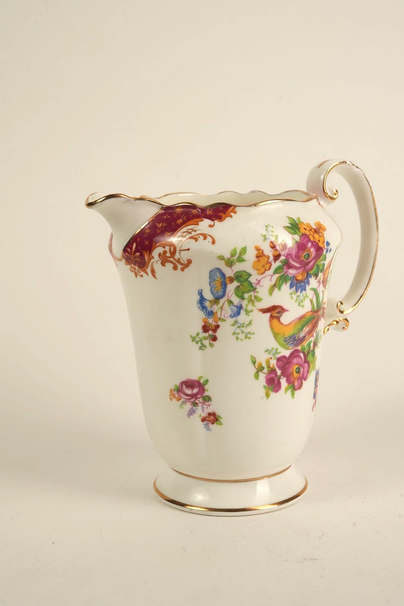 Ce charmant crémier en porcelaine d'os de Paragon est un bel exemple de l'art de la porcelaine anglaise. Le motif 