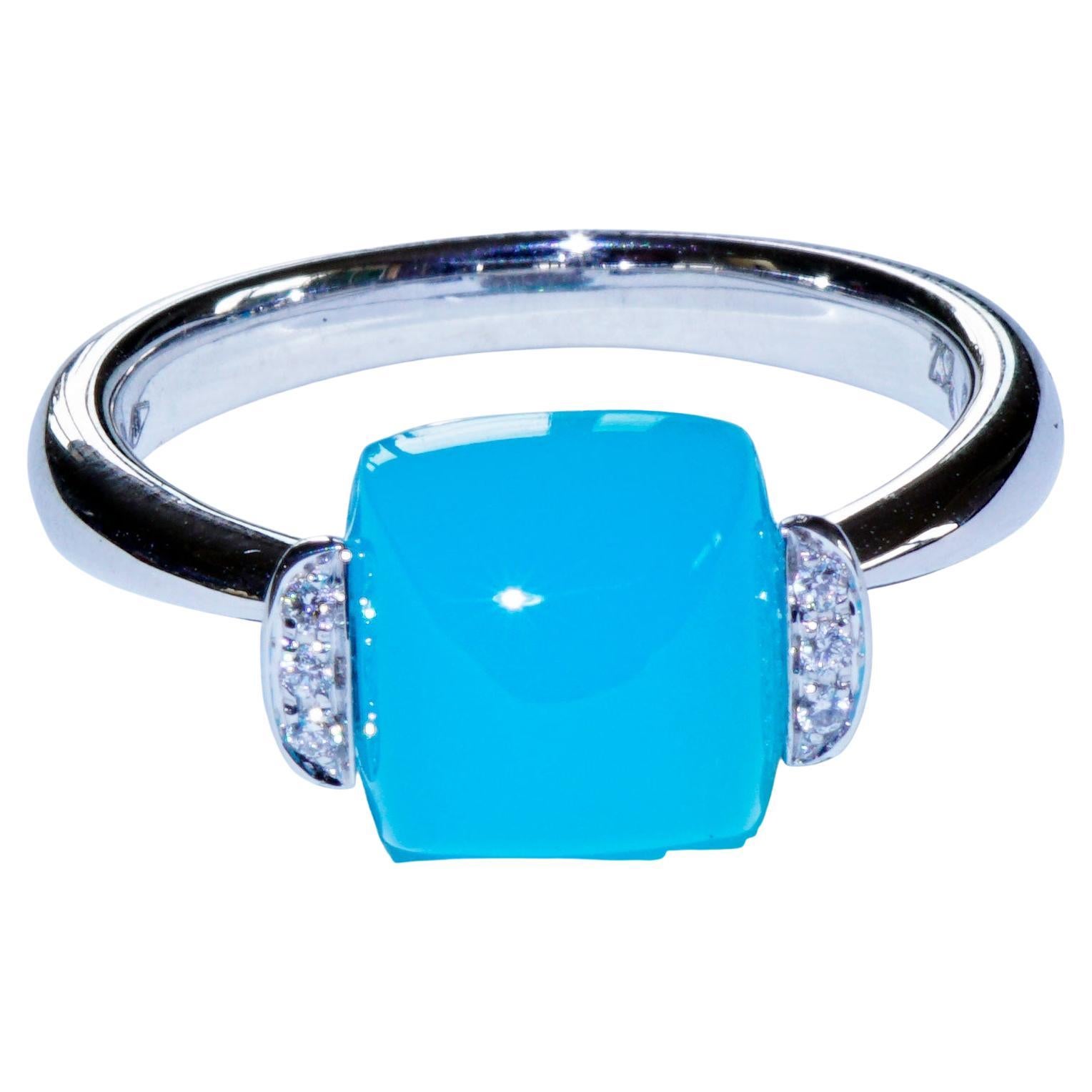 Anello a cuscino realizzato in un'oreficeria tradizionale italiana a Valenza, dal design delizioso, con un cuscino di agata color Paraiba dalla superficie liscia, di circa 4,60 carati, come se galleggiasse, sostenuto da 2 lunghe strisce di brillanti