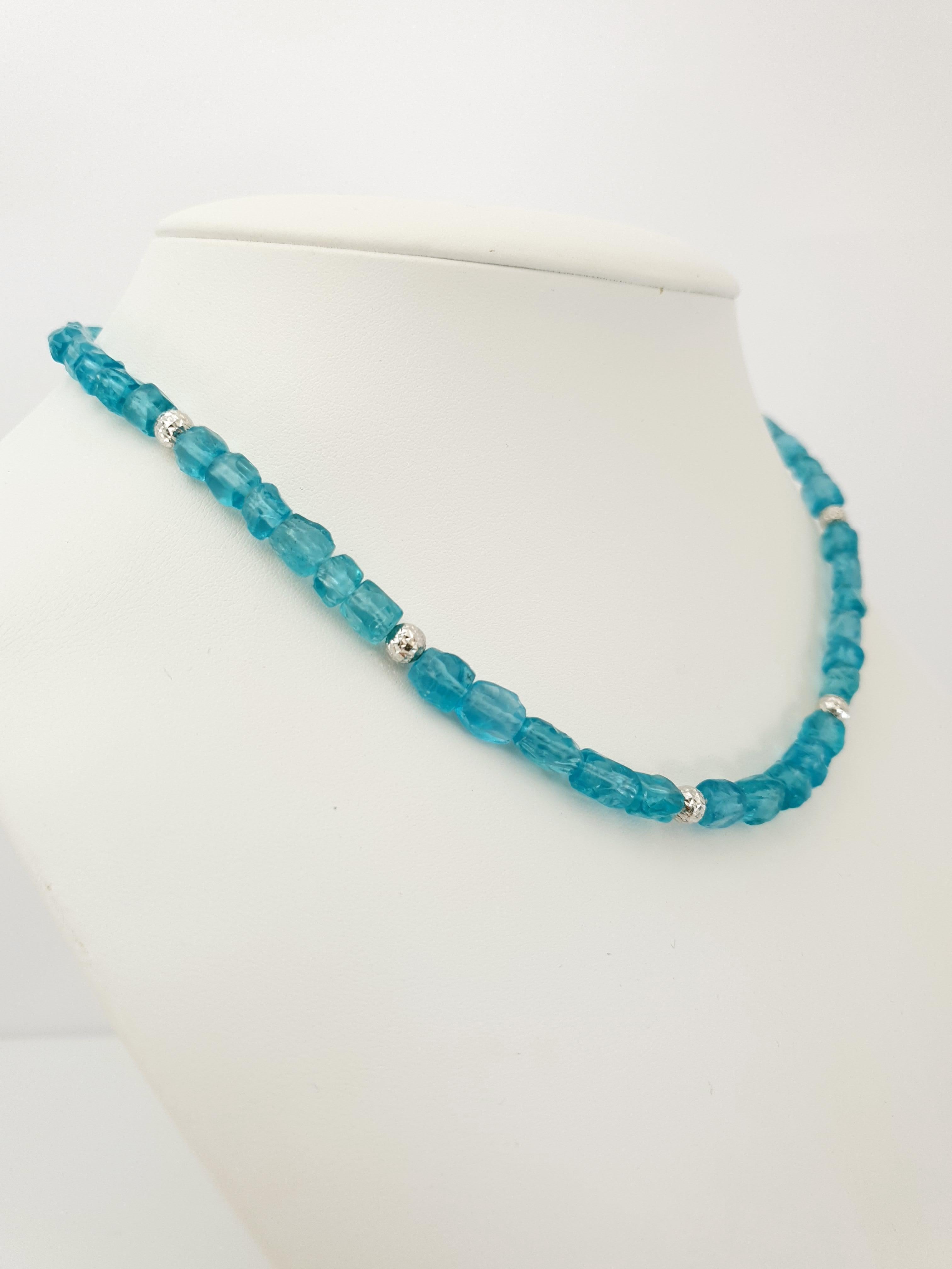 Paraiba Blue Apatite Nugget Beaded Necklace with 18 Carat White Gold In New Condition In Kirschweiler, DE