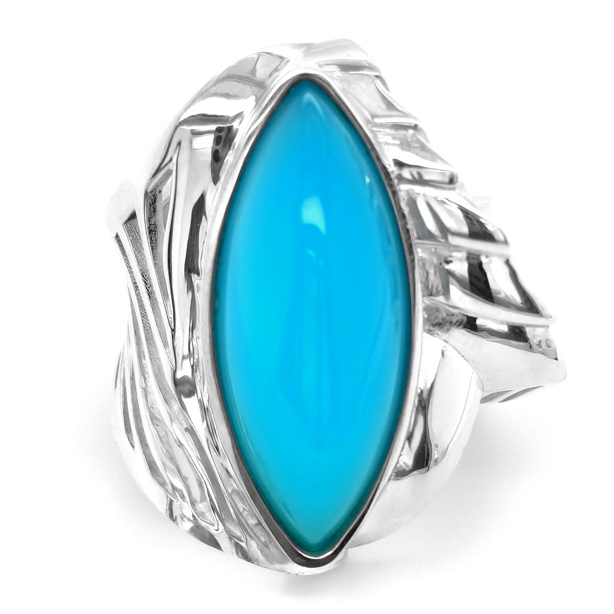 This striking silver ring features a captivating 