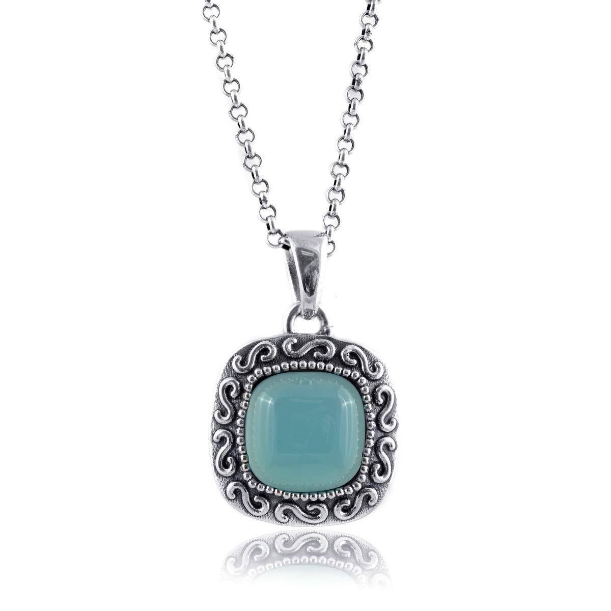 Scopri l'affascinante bellezza dell'agata color Paraiba con questo splendido ciondolo in argento. Questo squisito pezzo presenta una vibrante agata verde-blu, perfettamente completata da una montatura in argento finemente lavorata. Ideale per