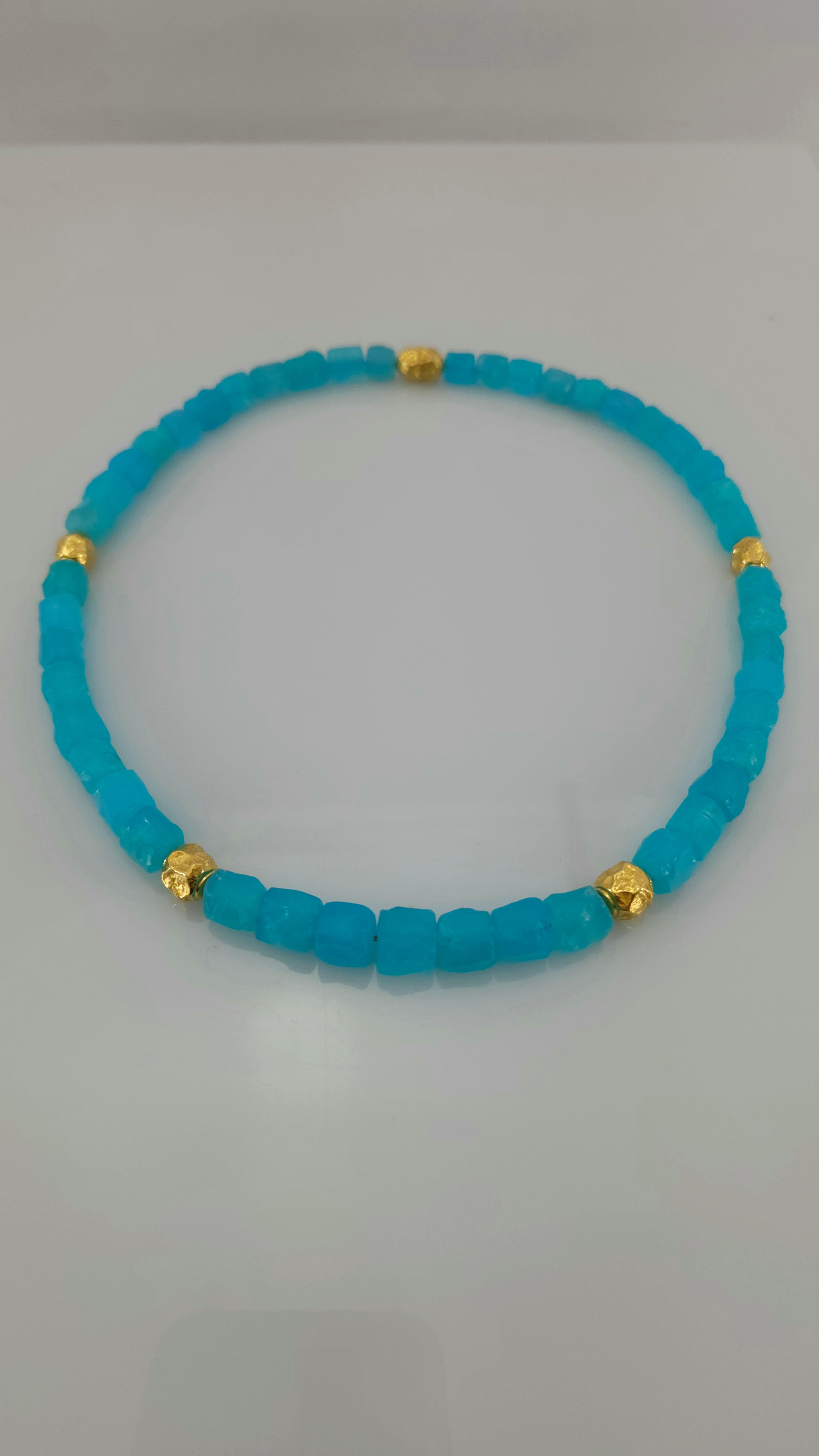 Collana di perline con pepite di calcedonio colorato PARAIBA e oro giallo 18 carati in vendita 4