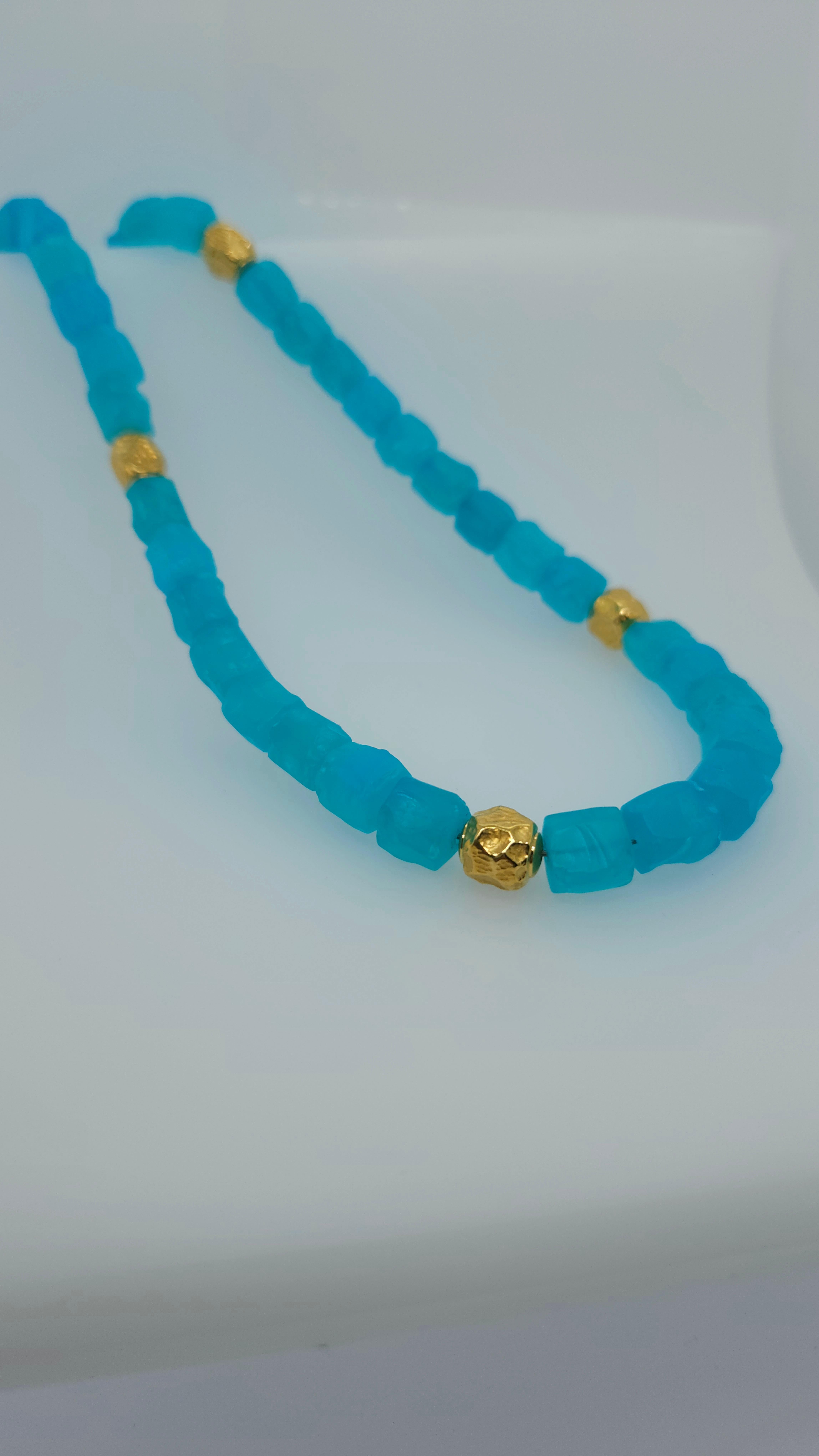 Collana di perline con pepite di calcedonio colorato PARAIBA e oro giallo 18 carati in vendita 5