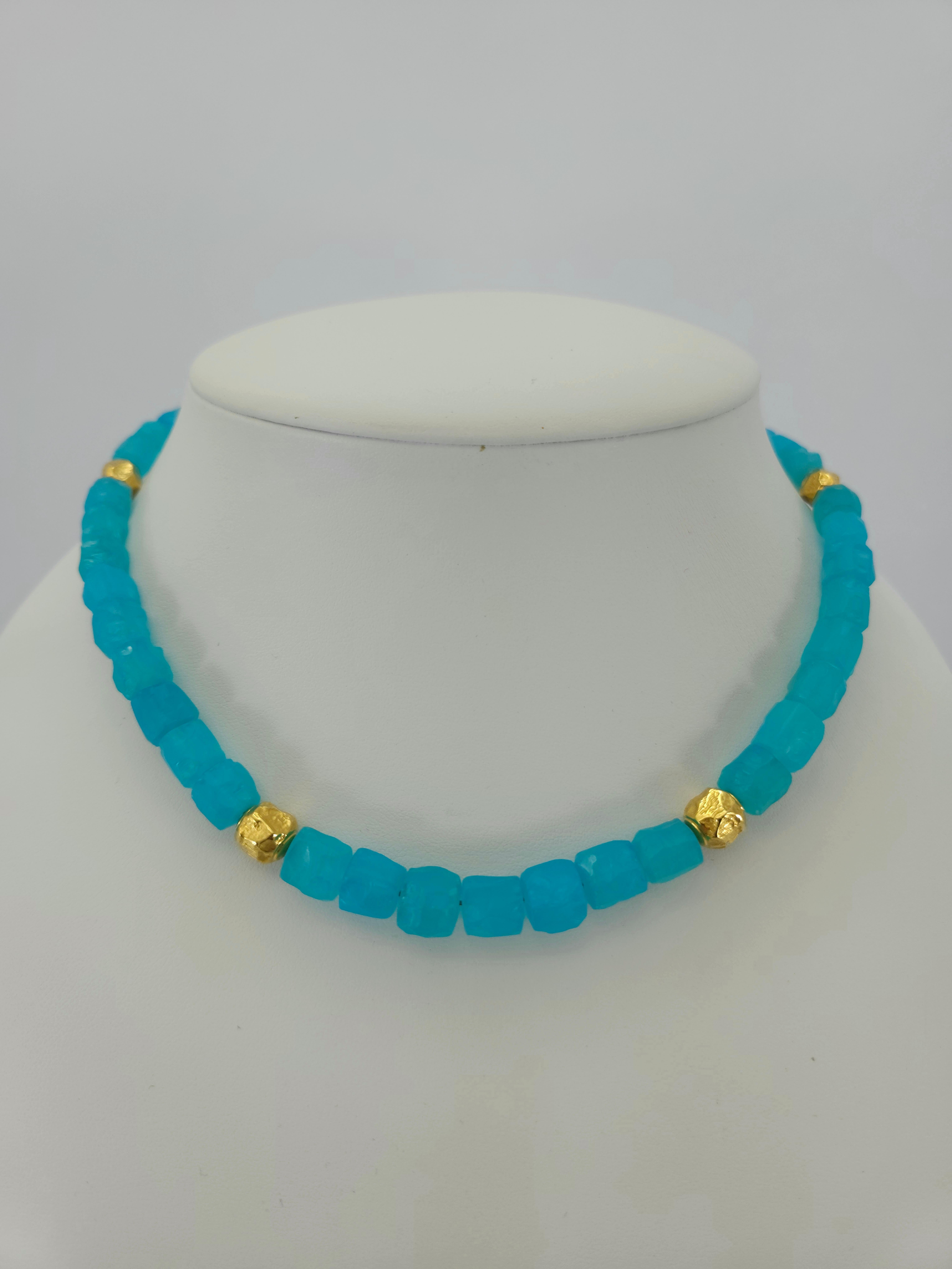 Questa collana di pepite di calcedonio colorato 
