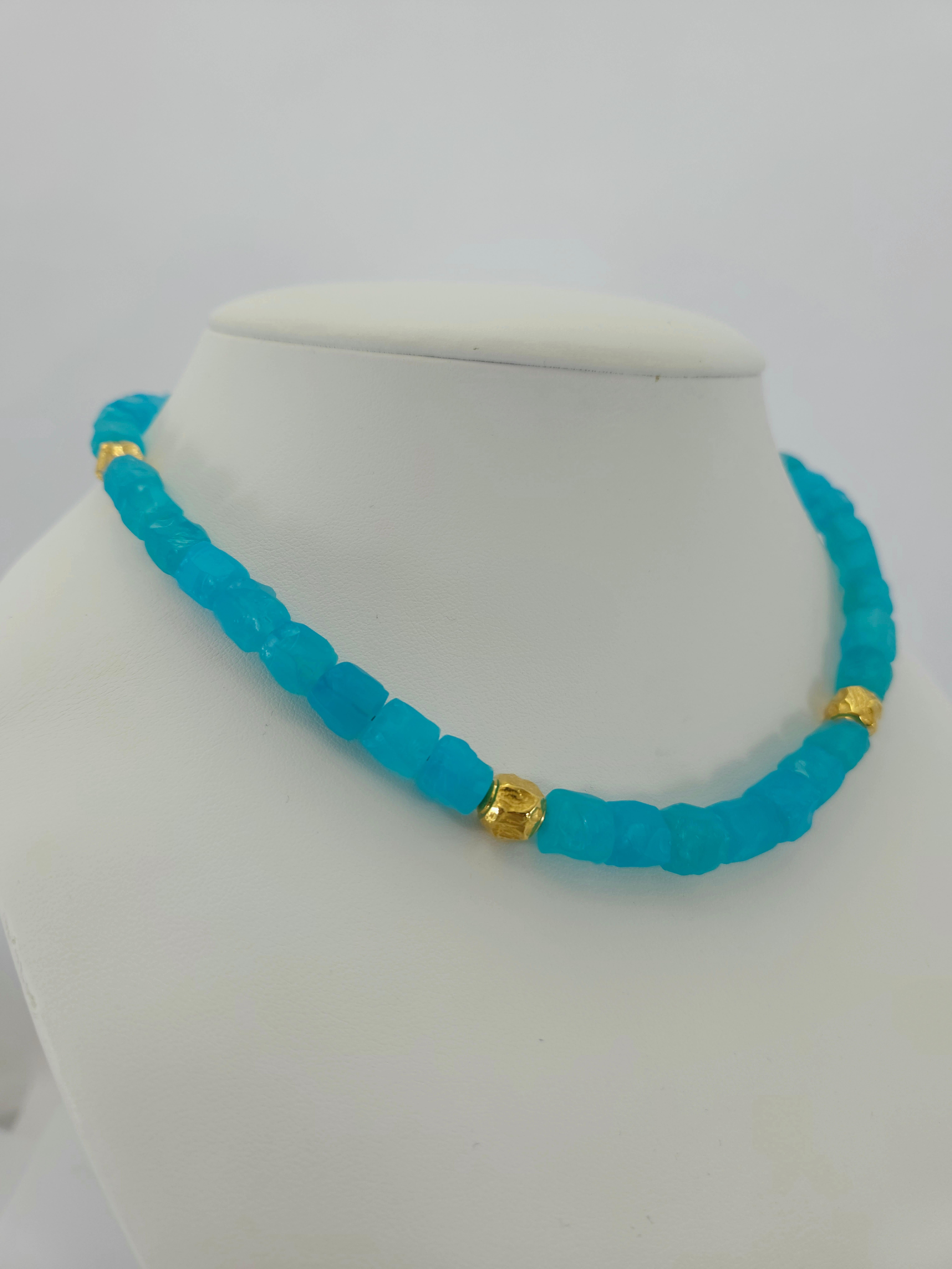 Arts and Crafts Collana di perline con pepite di calcedonio colorato PARAIBA e oro giallo 18 carati in vendita