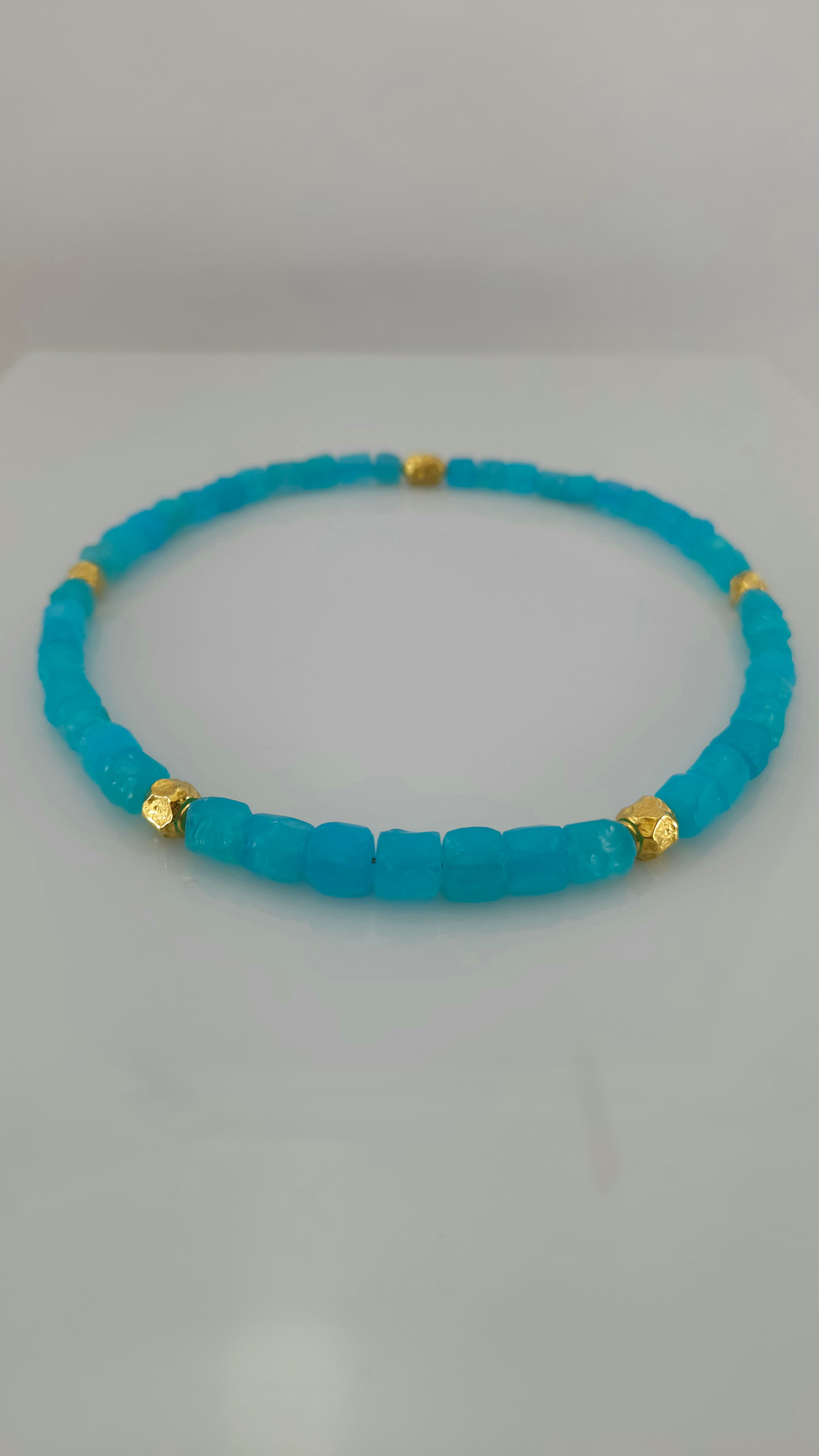 Collana di perline con pepite di calcedonio colorato PARAIBA e oro giallo 18 carati In condizioni Nuovo in vendita a Kirschweiler, DE