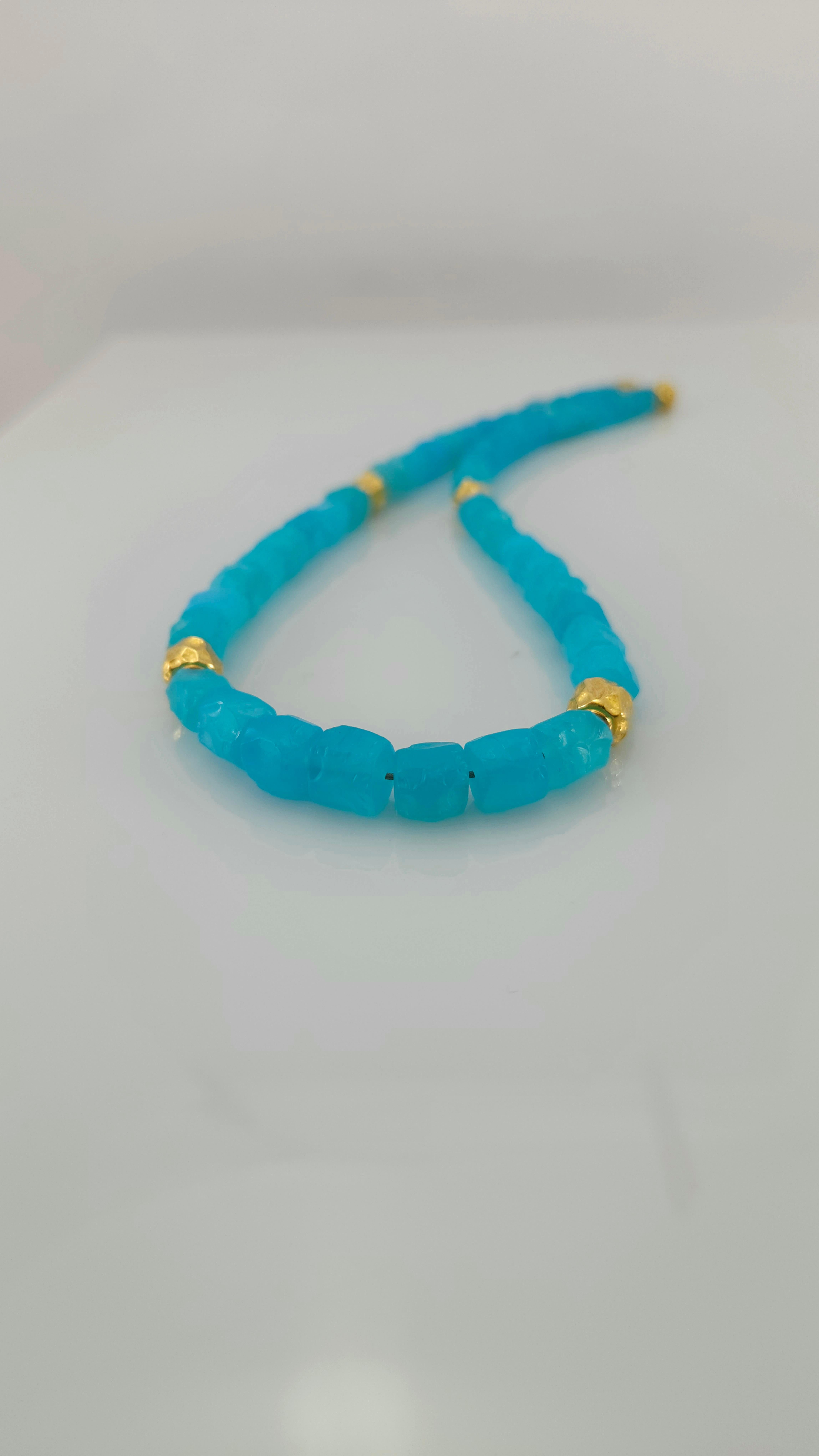Donna Collana di perline con pepite di calcedonio colorato PARAIBA e oro giallo 18 carati in vendita