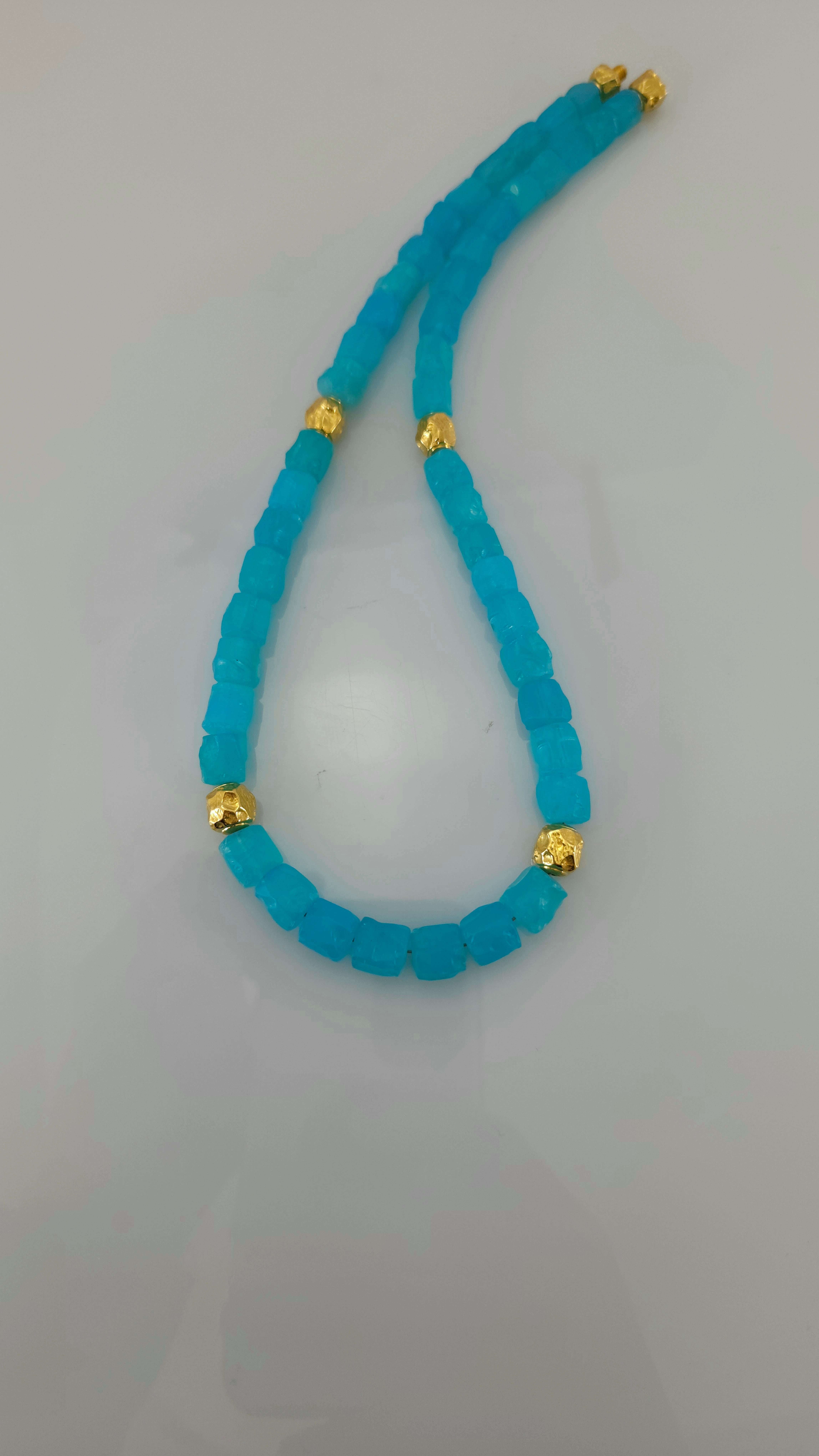 Collana di perline con pepite di calcedonio colorato PARAIBA e oro giallo 18 carati in vendita 2