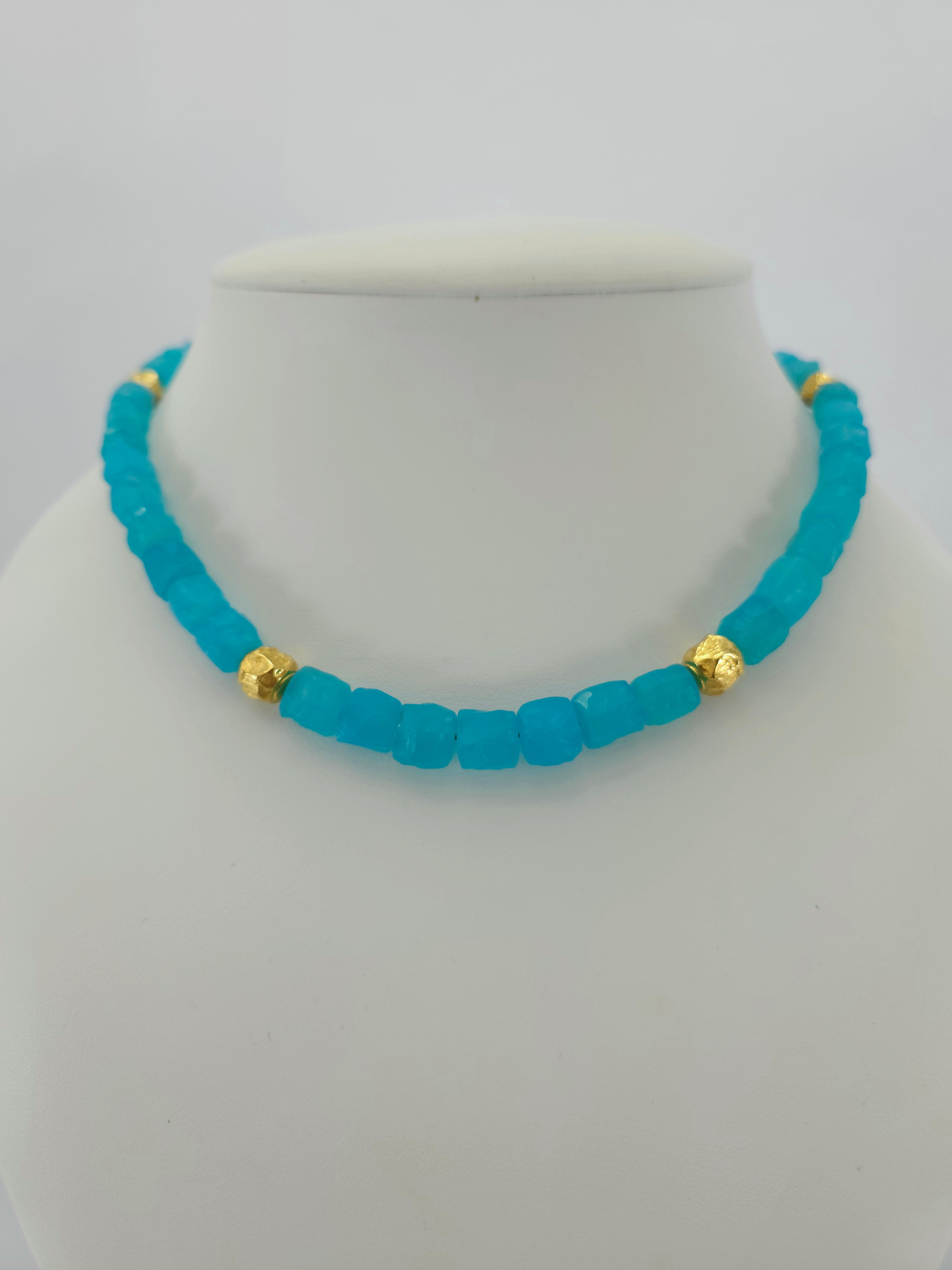 Collana di perline con pepite di calcedonio colorato PARAIBA e oro giallo 18 carati in vendita 3