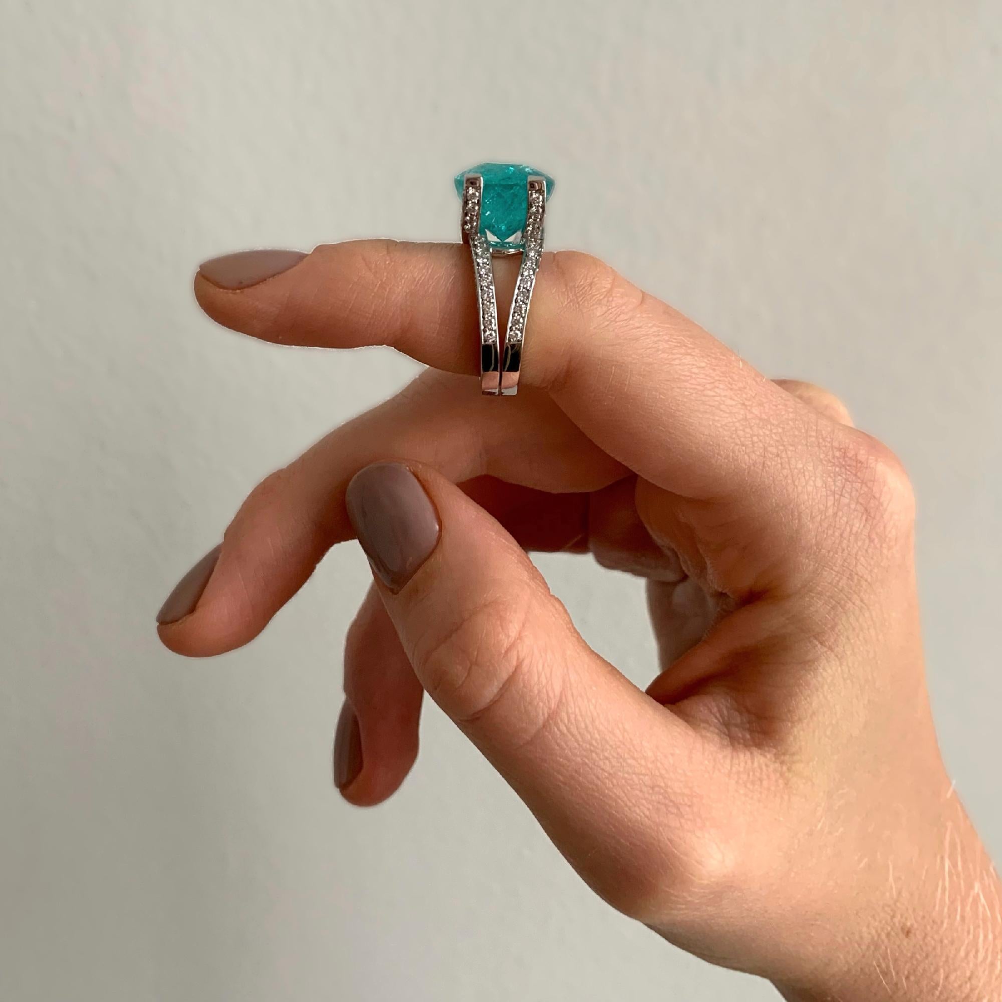 18 Karat White Gold Oval Cut Paraíba Tourmaline Diamond Cocktail Ring In New Condition For Sale In Vienna, Österreich