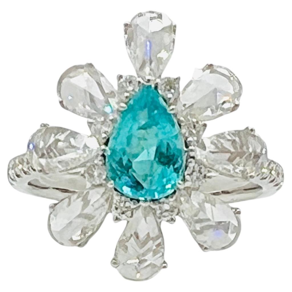 Bague en or blanc 18 carats sertie d'un diamant Paraíba taille poire et d'un diamant blanc en vente