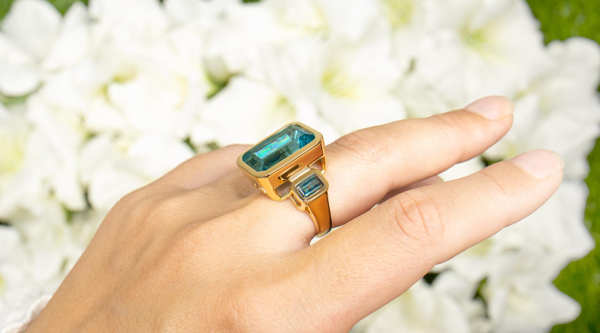 Contemporary Paraiba Quartz Ring London Blue Topaz 17 Carats 18K Yellow Gold Plated Silver For Sale