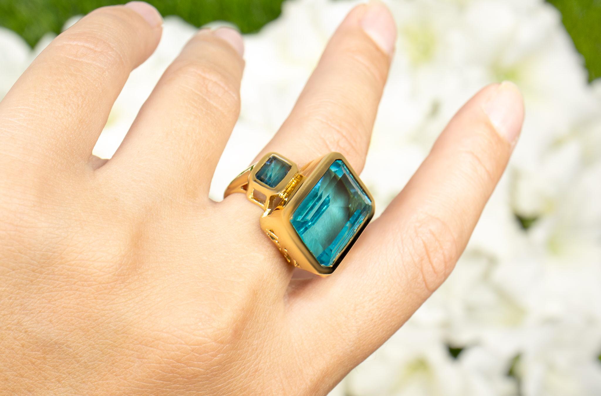 Emerald Cut Paraiba Quartz Ring London Blue Topaz 17 Carats 18K Yellow Gold Plated Silver For Sale