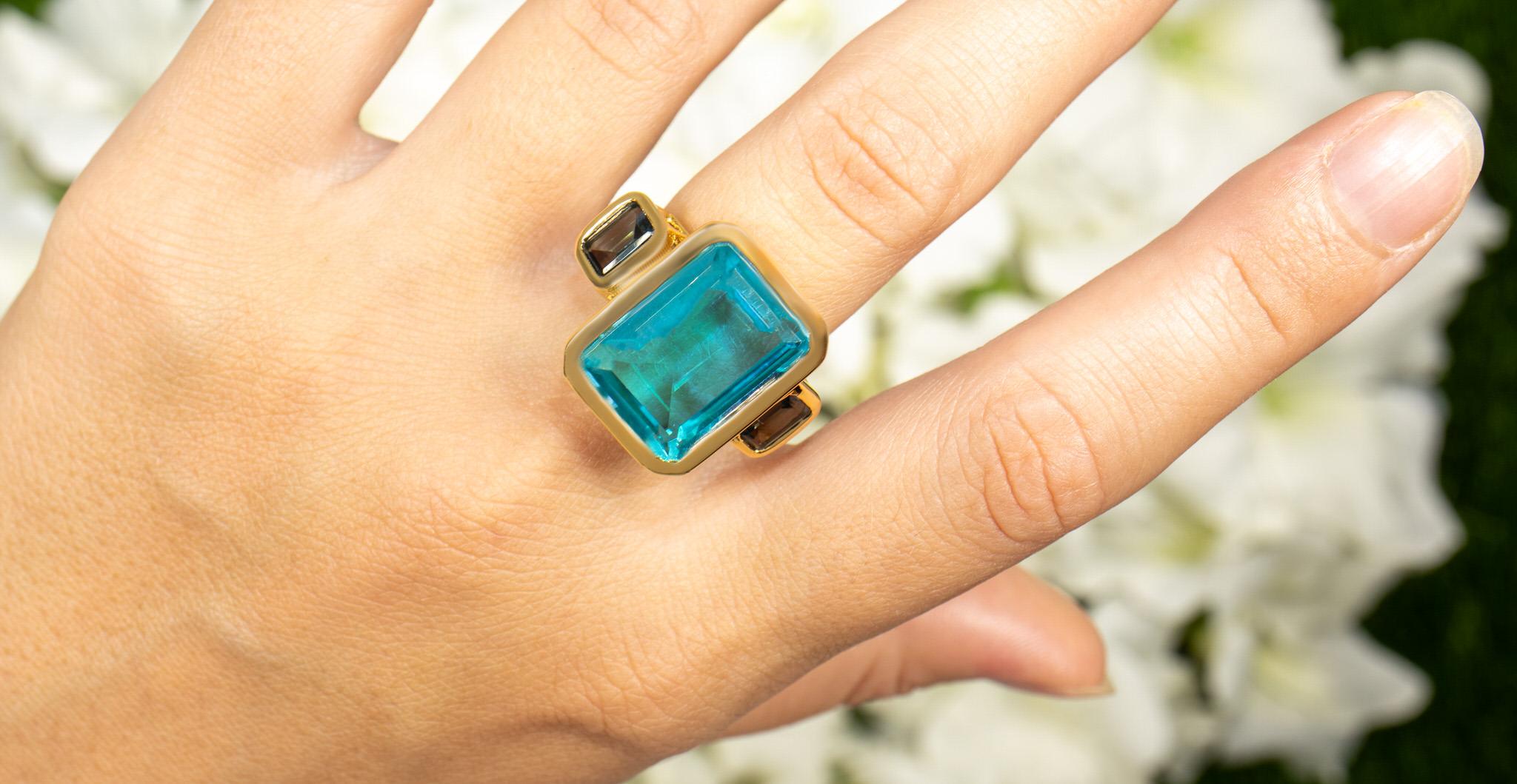Paraiba Quartz Ring London Blue Topaz 17 Carats 18K Yellow Gold Plated Silver In Excellent Condition For Sale In Aliso Viejo, CA