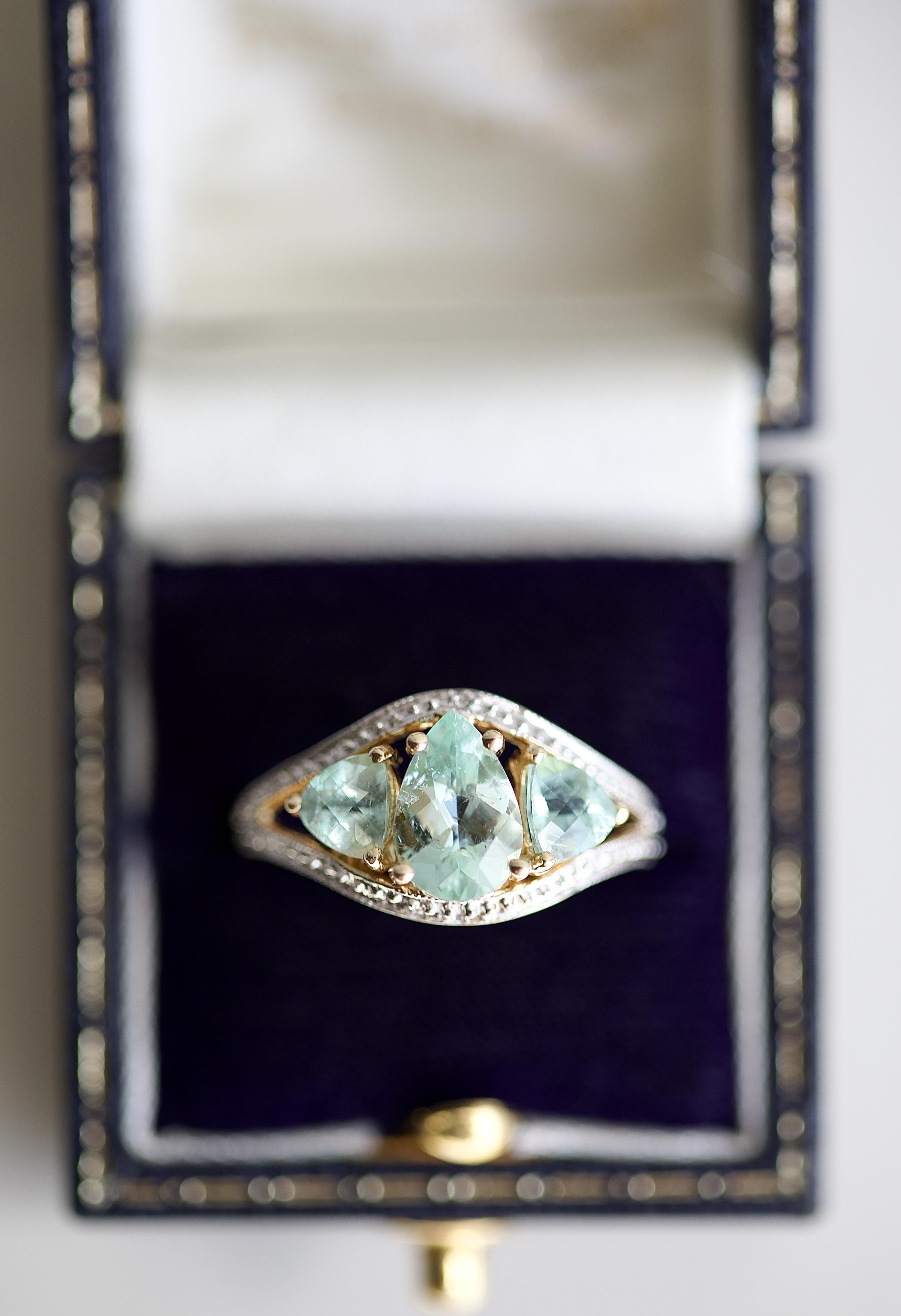 Paraiba Three Stone Gold Ring In Excellent Condition For Sale In Beverly Hills, CA