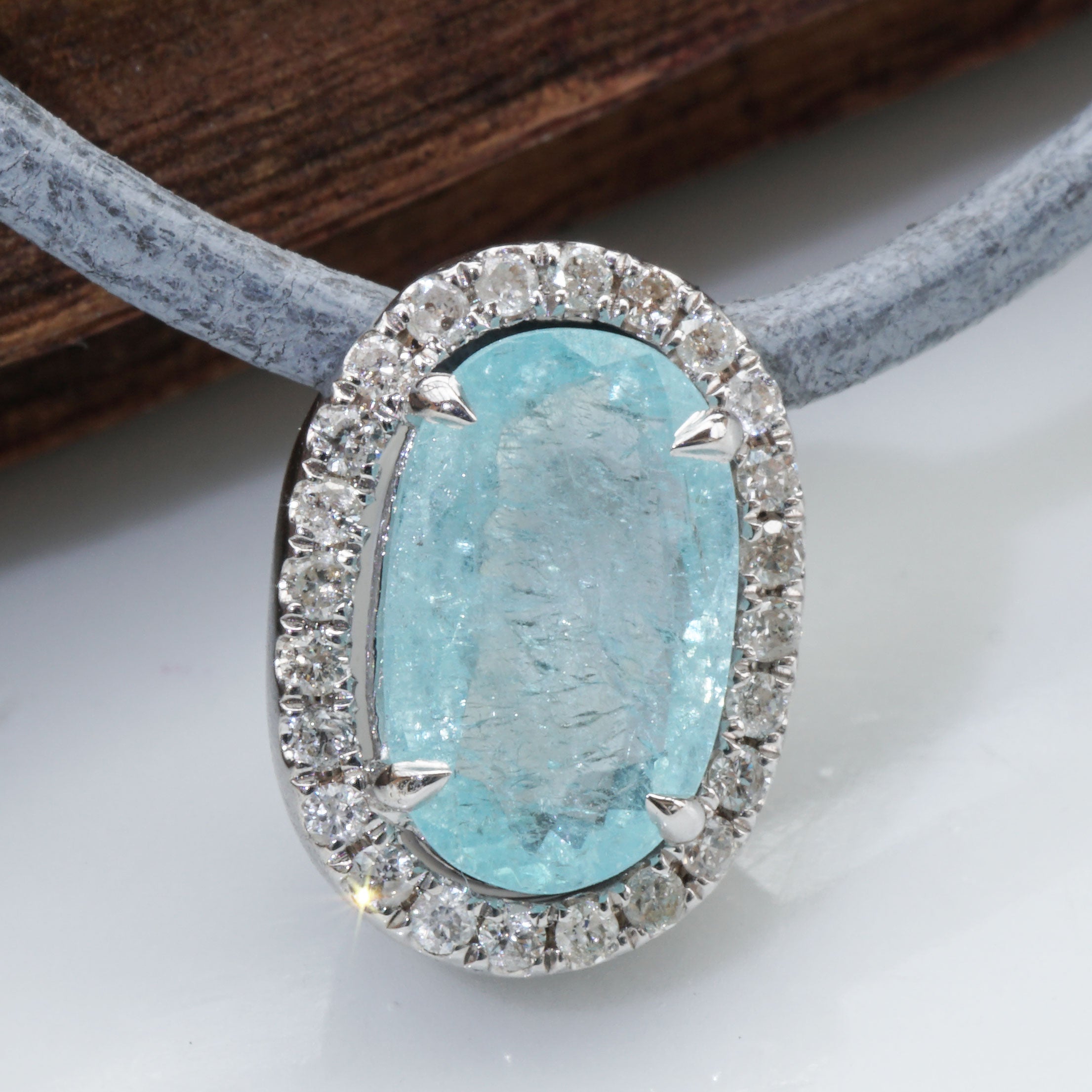 Modern Paraiba Tourmalin Brilliant Pendant 1.75 ct 0.20 ct Swimmingpool Bluegreen For Sale