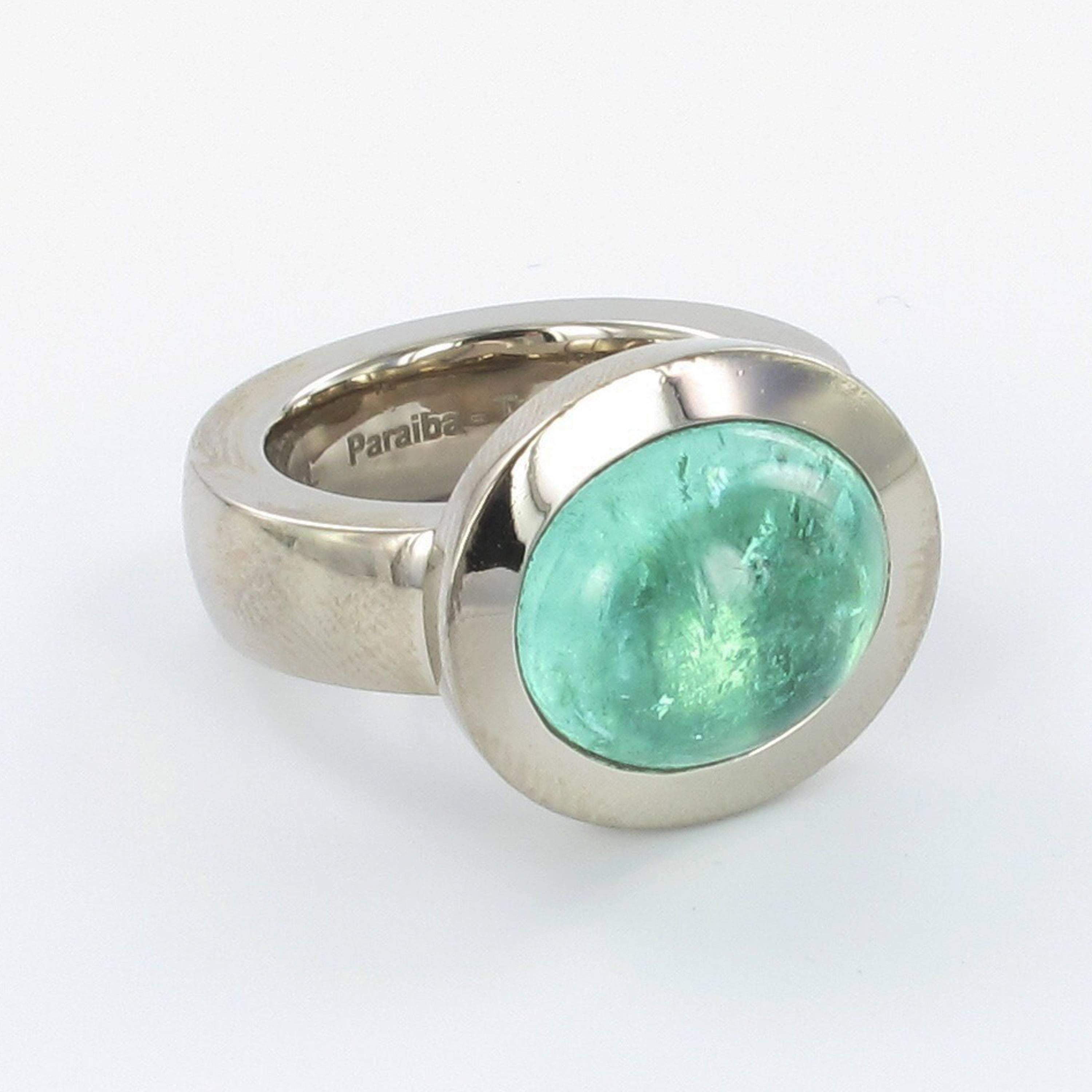 Ring mit Paraiba-Turmalin aus Weißgold 750, geschaffen vom bekannten deutschen Goldschmied Jochen Pohl. Das Atelier von Jochen Pohl befindet sich in Idar-Oberstein, einer bekannten Hauptstadt des Edelsteinhandels.
Lünettenbesatz mit einem