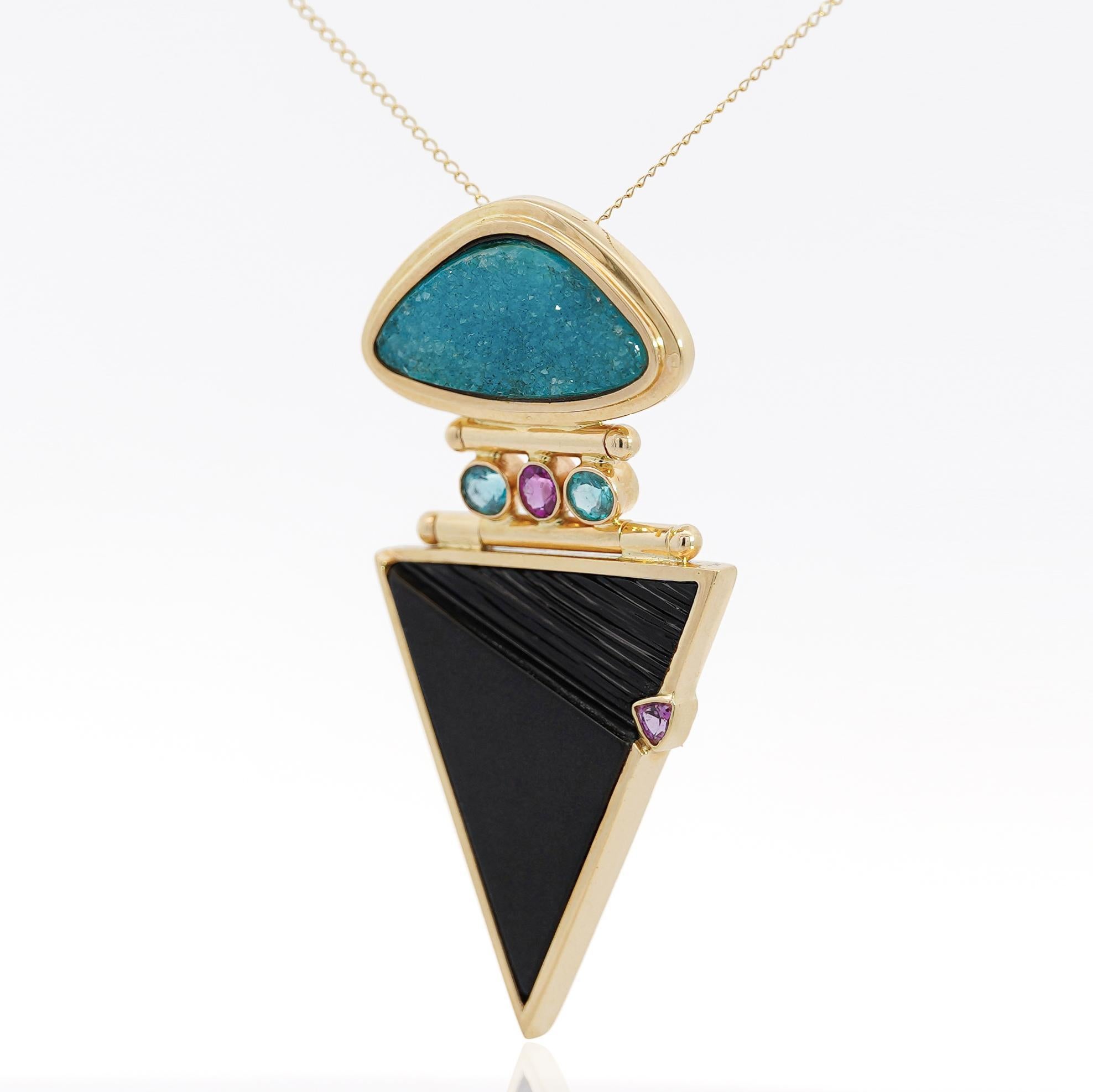 Un ciondolo d'ispirazione rétro in oro 14K con tormaline Paraiba e rosa, ametista a taglio triangolare, turchese grezzo e un elegante centro in onice: ottieni il pezzo che nessun altro ha.

Dettagli:
Tipo di articolo: Ciondolo
Metallo: Oro giallo 14