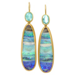 Boucles d'oreilles pendantes en or jaune 22k avec tourmaline Paraiba et opale de roche, Lola Brooks 2022
