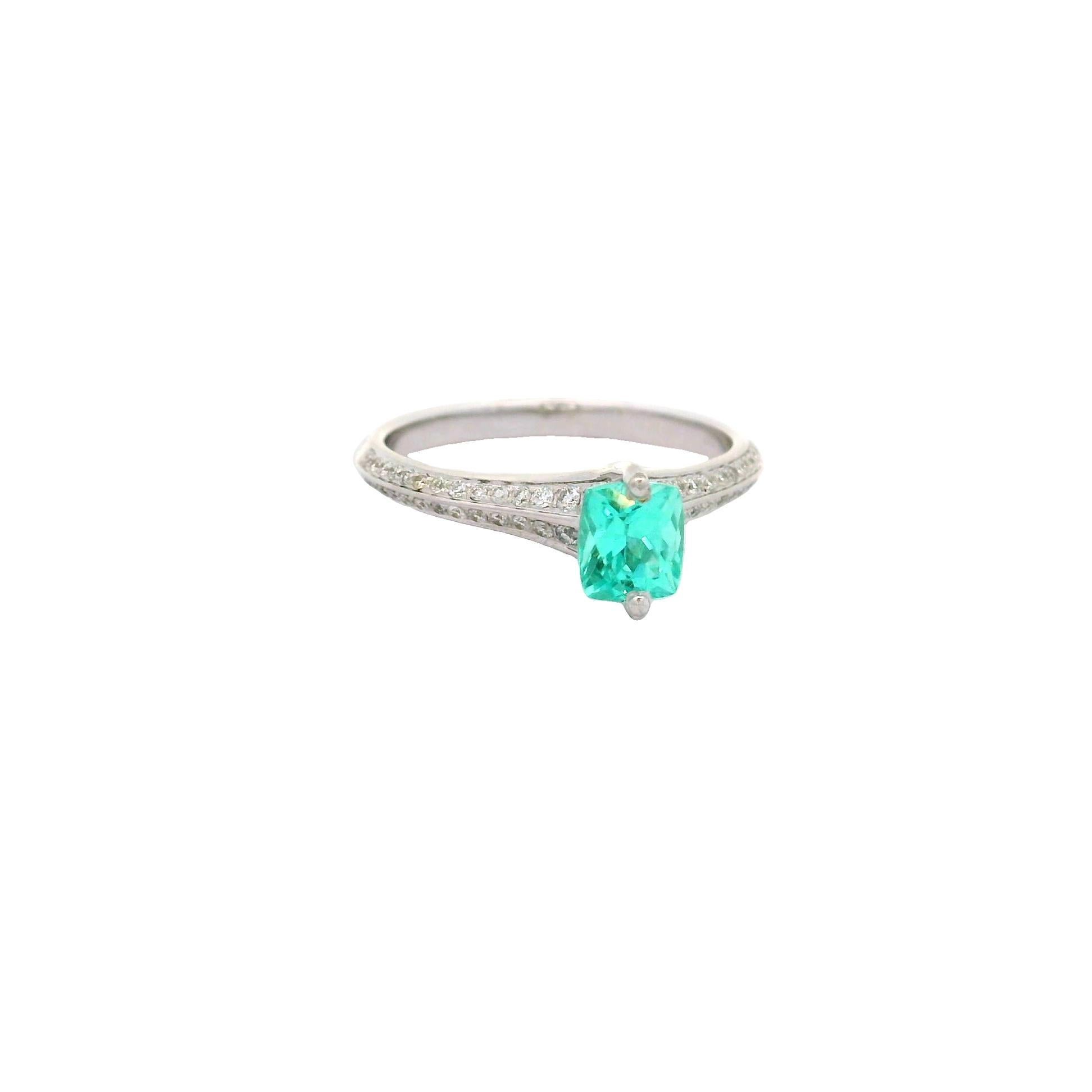 Une tourmaline paraiba captivante et rare, de forme coussin, pesant 0,72 carats, occupe le centre de cette bague simple mais élégante. La tourmaline paraiba a une riche couleur bleu électrique qui est frappante et que l'on ne trouve que dans les