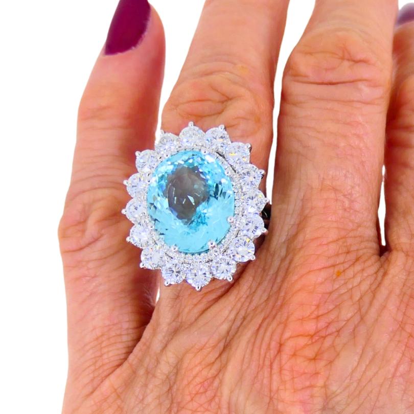 Bague spectaculaire en or blanc 18 carats, ornée d'une tourmaline Paraiba et d'un diamant, accompagnée d'un rapport GIA sur la tourmaline.
La tourmaline Brilliante affiche un ton bleu néon saturé, encadré par deux rangées de diamants ronds de taille