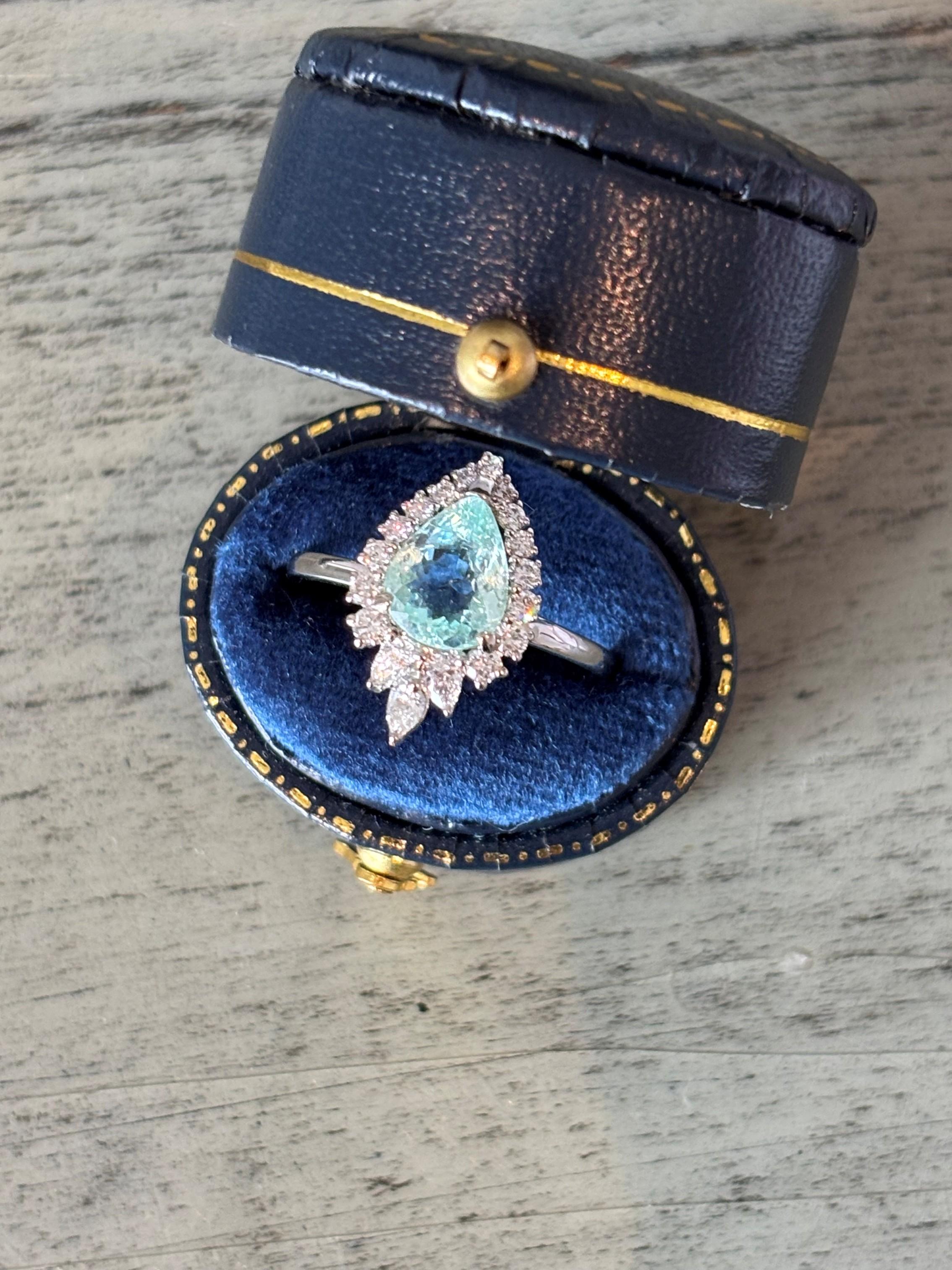 Art déco Bague cocktail en or blanc 18 carats avec tourmaline Paraiba et diamants en vente