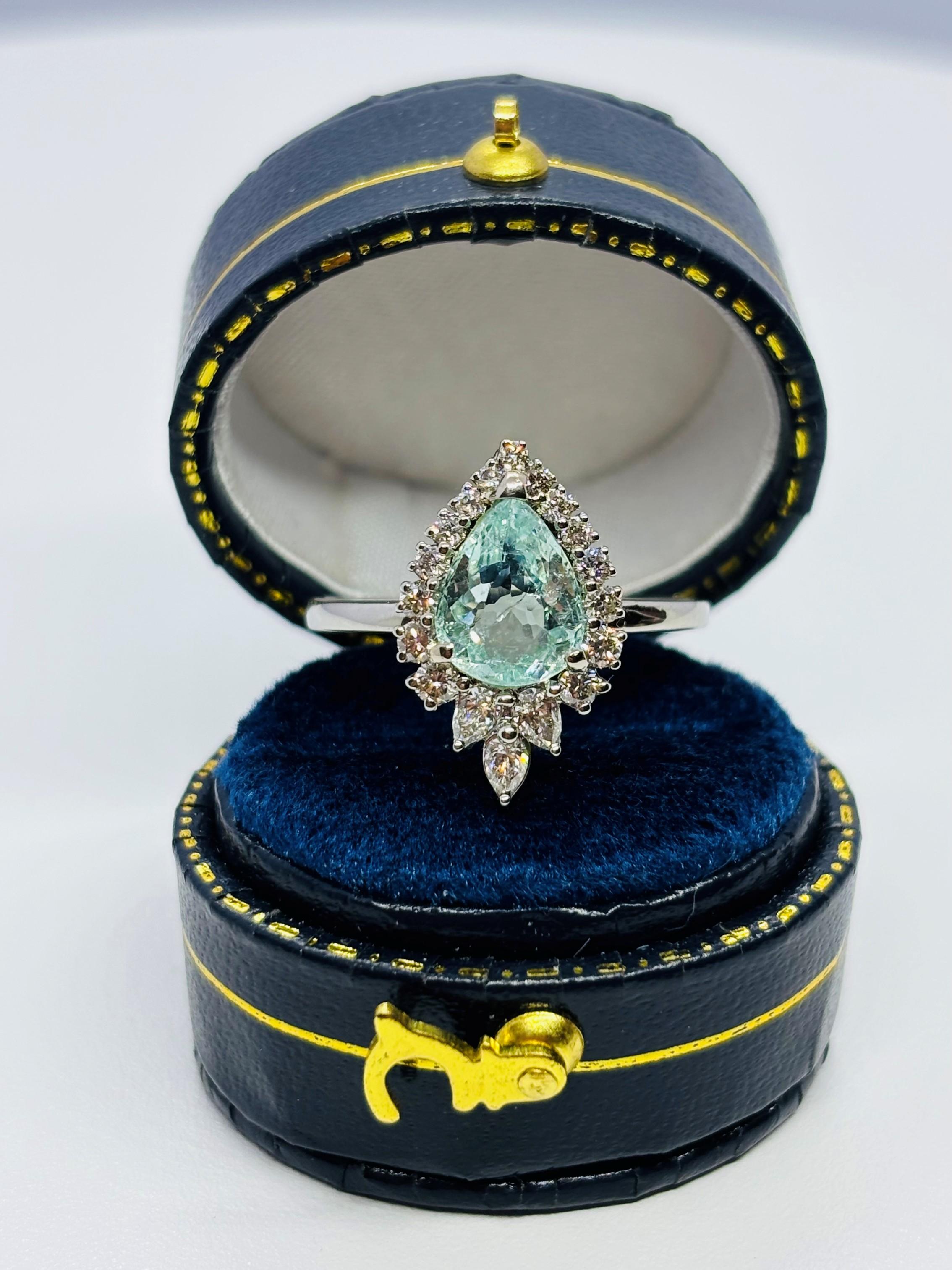 Taille poire Bague cocktail en or blanc 18 carats avec tourmaline Paraiba et diamants en vente