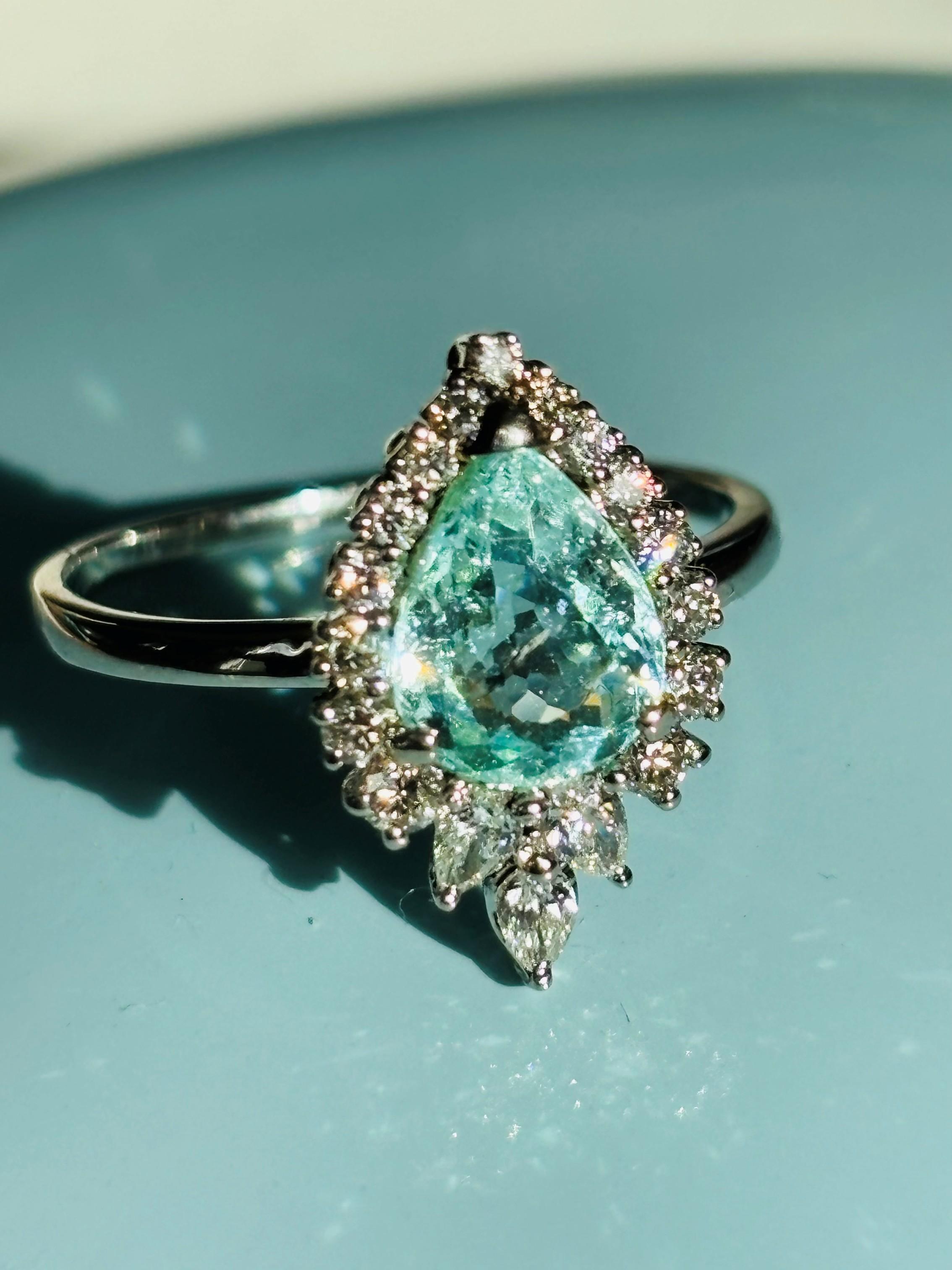 Une éblouissante déclaration d'Elegance !

Réalisée en luxueux or blanc 18 carats, cette bague est une véritable célébration de la beauté rare et de l'artisanat raffiné. En son cœur se trouve une tourmaline Paraiba d'une clarté exceptionnelle - une