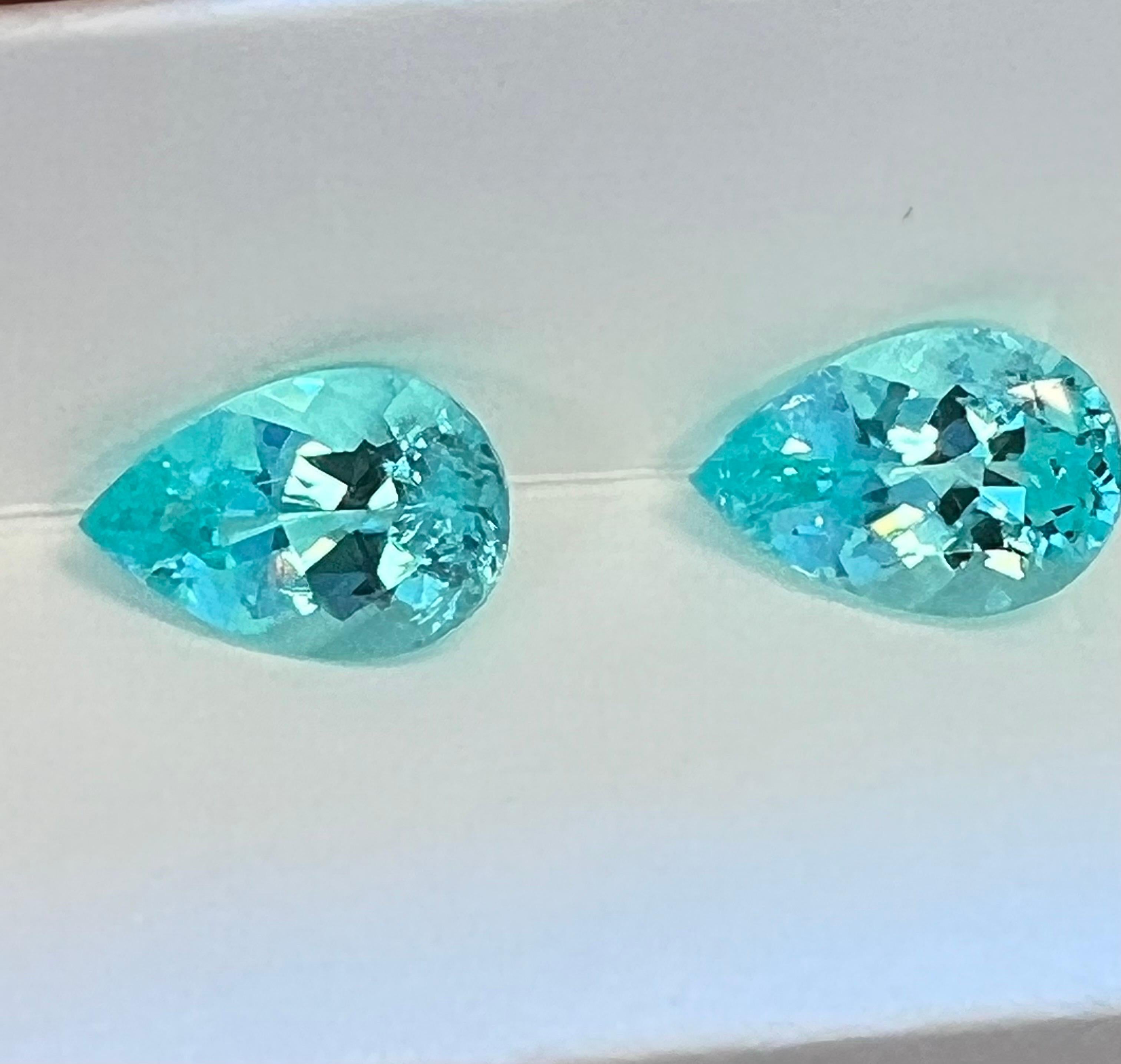 Seltenes und exklusives Paar Paraiba-Turmalin-Birnenformen mit einem Gesamtgewicht von 6,25 Karat, das einem Edelsteinsammler lose angeboten wird.
Die G.I.A.- und DSEF-Edelsteinzertifikate sowie die Berichte im Anhang sind der Bildauswahl zu Ihrer