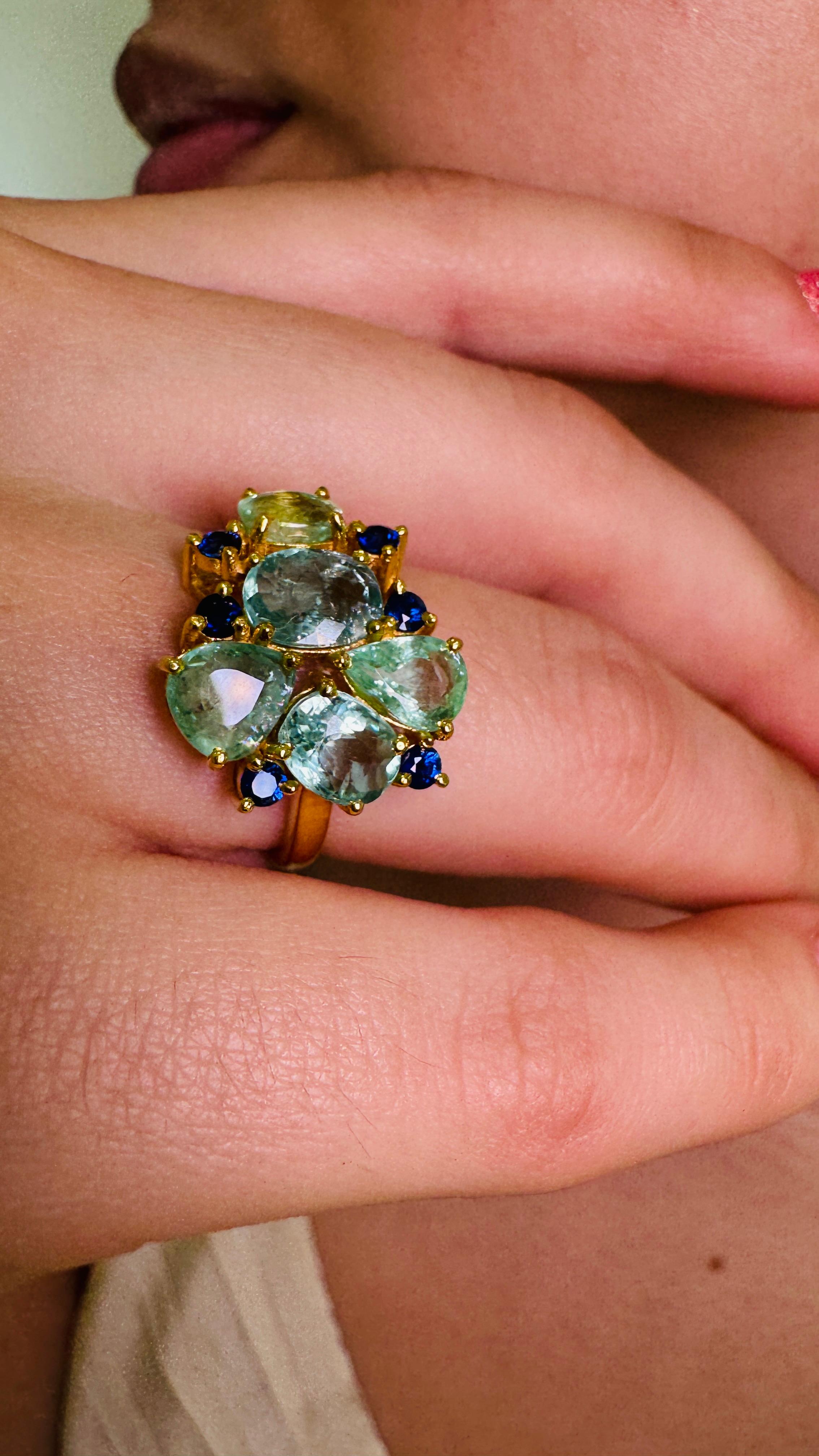 Contemporain Bague ronde en or jaune 18 carats, tourmaline Paraiba de forme mixte et saphir bleu en vente