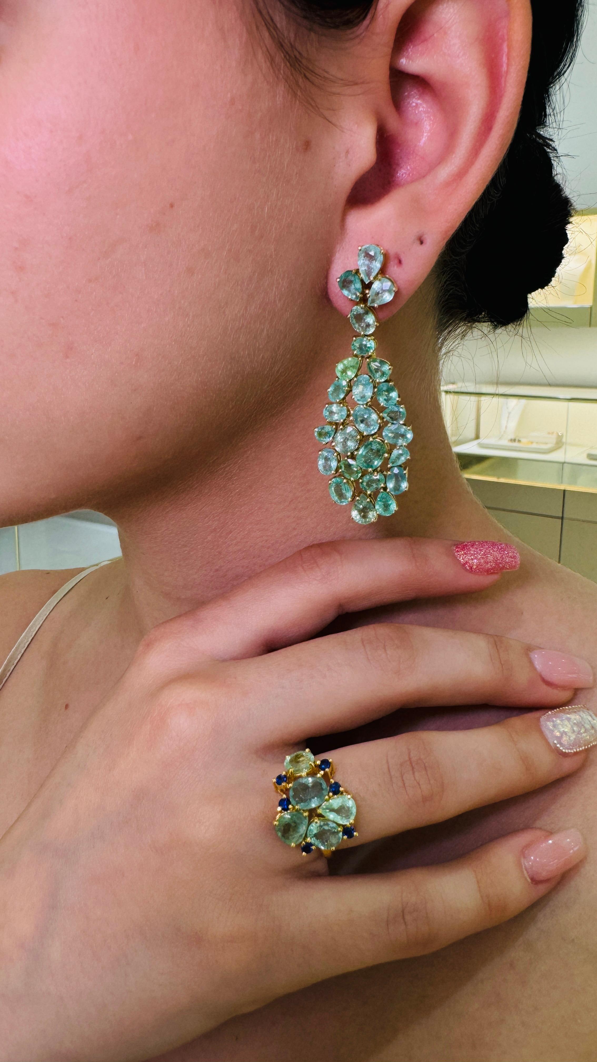 Taille mixte Bague ronde en or jaune 18 carats, tourmaline Paraiba de forme mixte et saphir bleu en vente