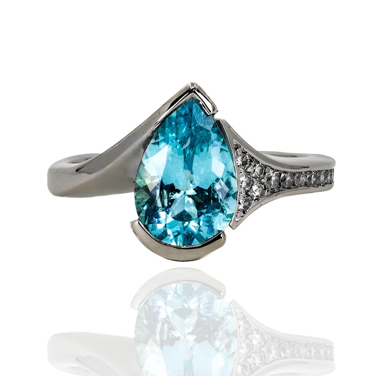 Anello in oro bianco 18k lavorato a mano con tormalina Paraiba a forma di pera certificata Gubelin da 2,42 carati e dimensioni di 11,82 x 7,99 x 4,91 mm e circa 0,40 carati di diamanti tondi taglio brillante.  