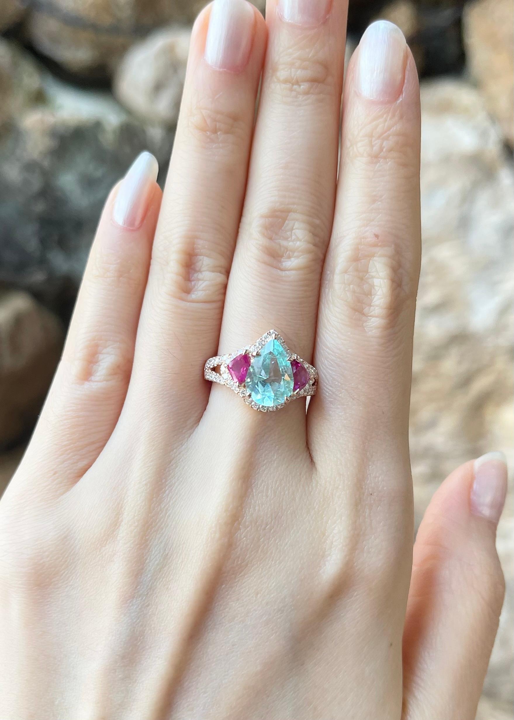 Anello con tormalina Paraiba da 2,18 carati, rubino da 0,74 carati e diamante da 0,44 carati con montatura in oro rosa 18 carati

Larghezza:  1.5 cm 
Lunghezza: 1,4 cm
Misura dell'anello: 52
Peso totale: 6.16 grammi

