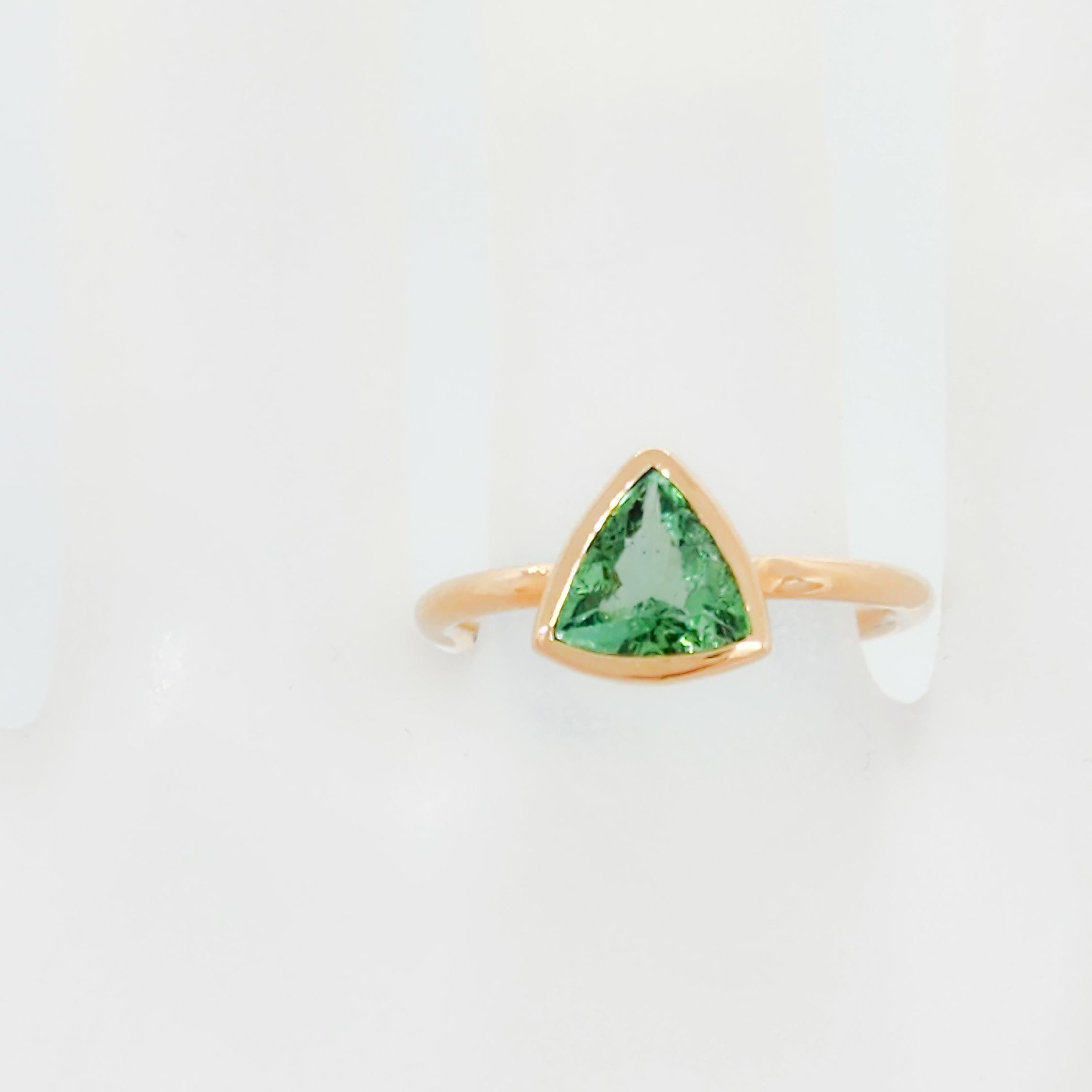 Paraiba Tourmaline Triangle Ring in 18k Rose Gold In New Condition For Sale In Los Angeles, CA