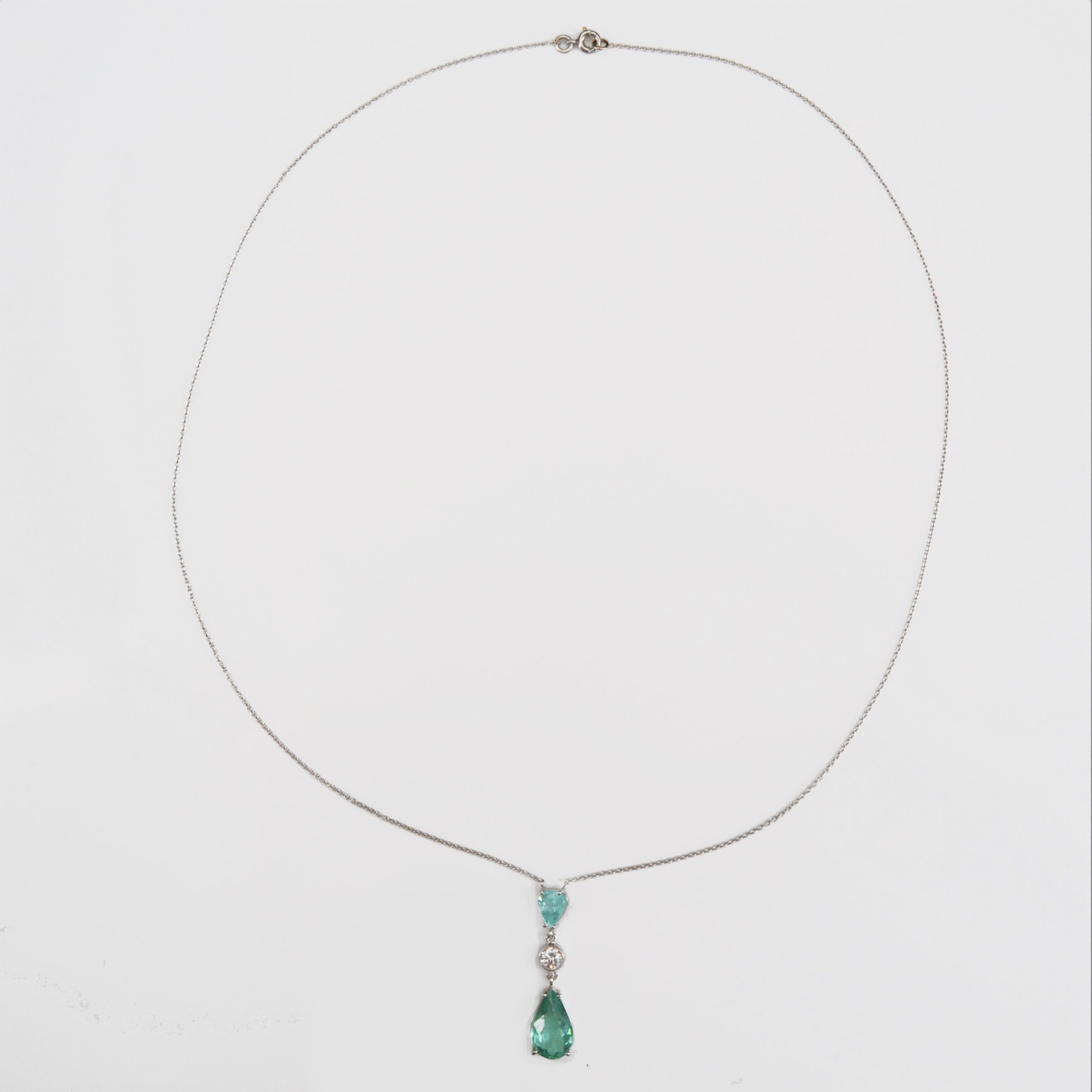 Halskette mit Anhnger aus 18 Karat Weigold mit Paraiba-Turmalinen und Diamanten (Tropfenschliff) im Angebot