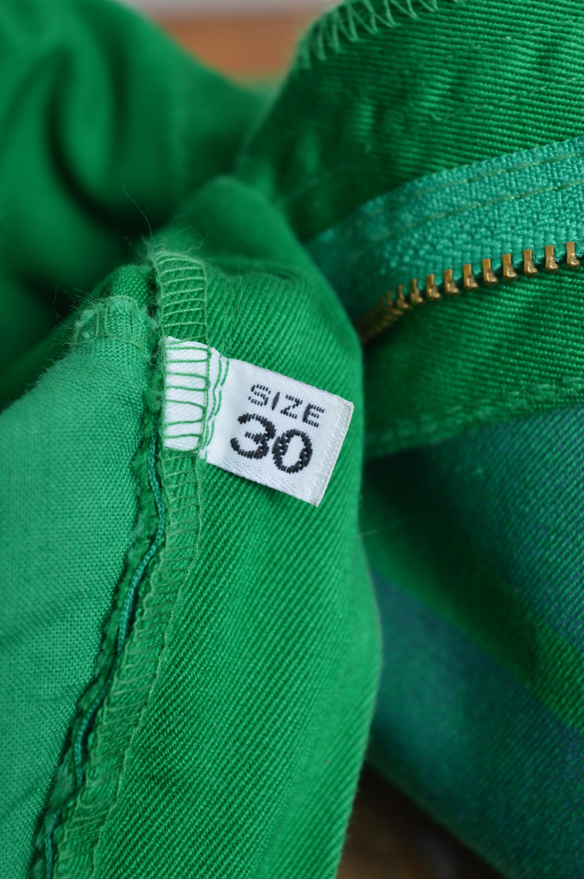Parakeet 1990's Green Spell out Moschino Jeans a vita alta - Pantaloni in vendita 9