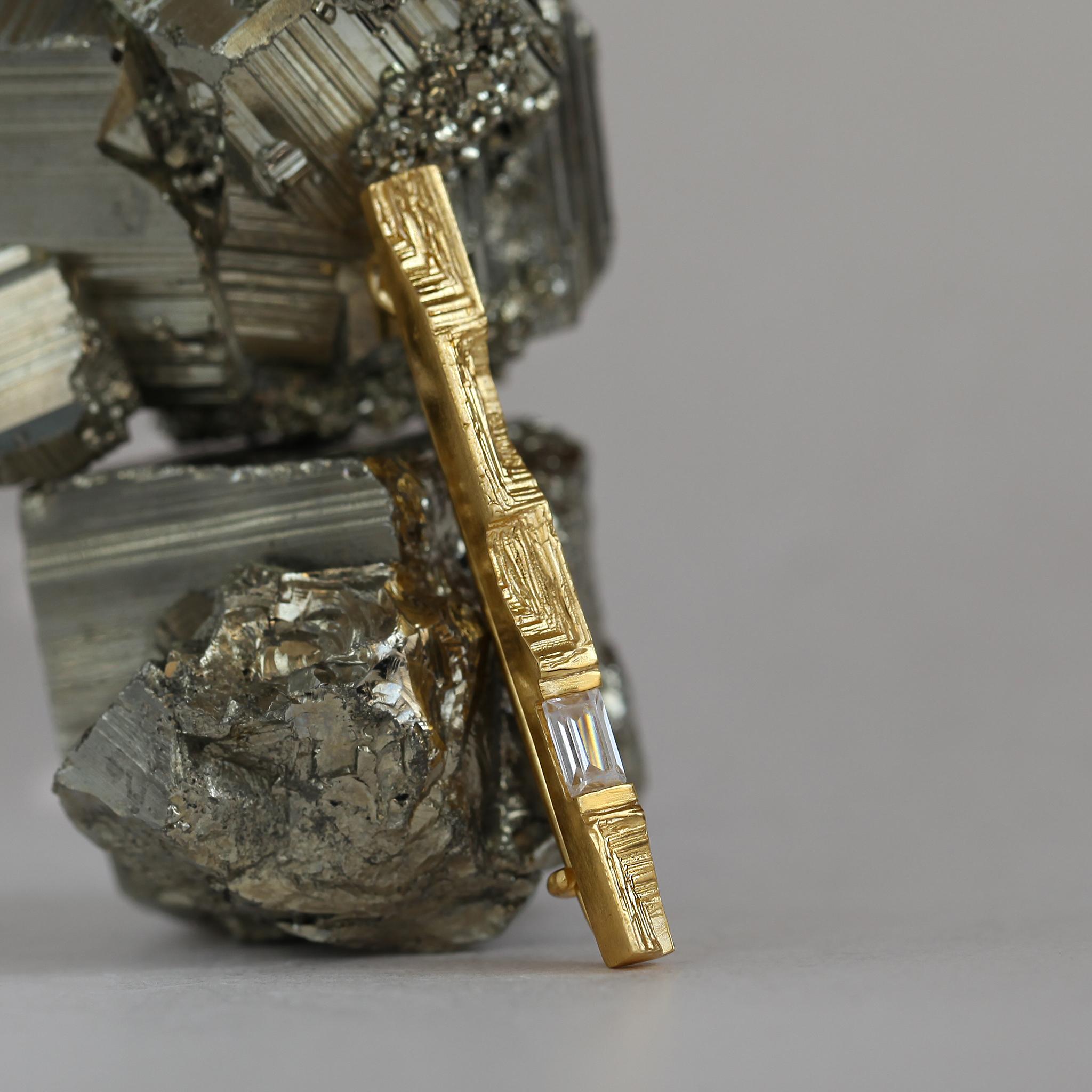 0.3 Carat Baguette Cut Diamond 18k Gold Architectural Modernist Statement Brooch In New Condition For Sale In Chinnor, South Oxfordshire