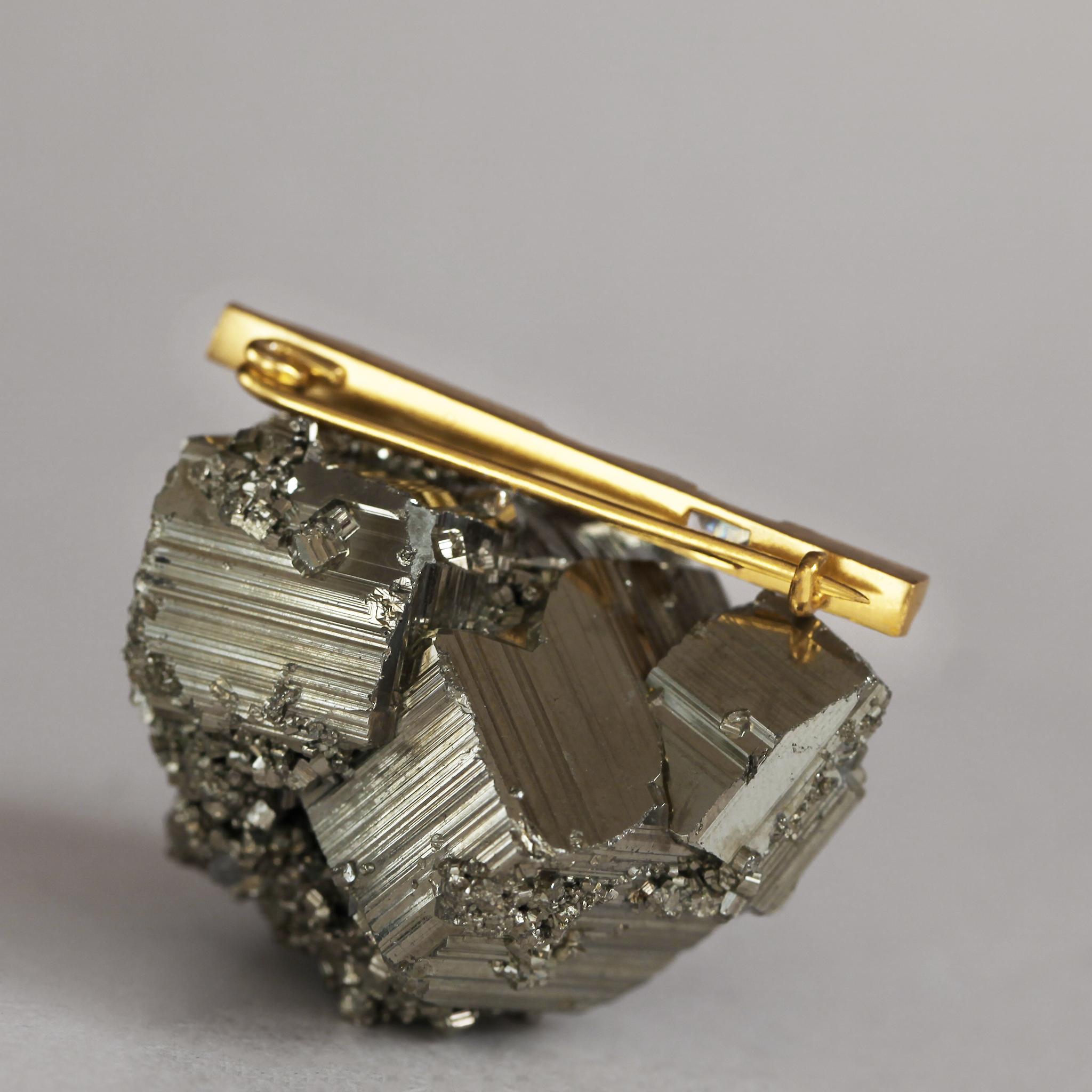 Women's or Men's 0.3 Carat Baguette Cut Diamond 18k Gold Architectural Modernist Statement Brooch For Sale