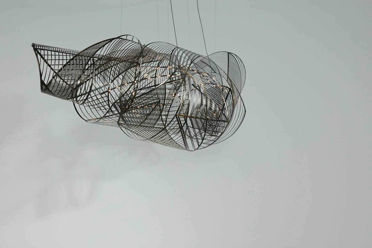 PARALLAX I di Marleen Kaptein è un'opera monumentale che spinge i confini tra arte, design e percezione spaziale. Con un'altezza di 280 cm, la sua struttura in fibra di carbonio con illuminazione LED integrata la trasforma in un'esplorazione