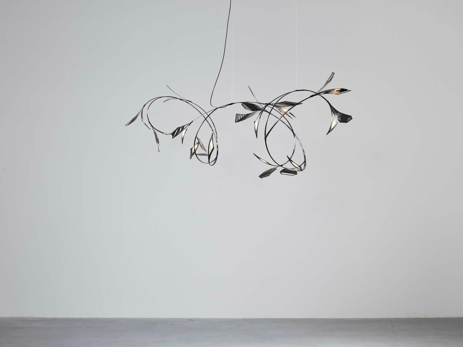 Il PARALLAX II di Marleen Kaptein è un esempio lampante della sua maestria nel combinare materiali innovativi con un'eleganza scultorea. Creato in leggera fibra di carbonio, questo pezzo alto e lineare è impreziosito da un'illuminazione a LED