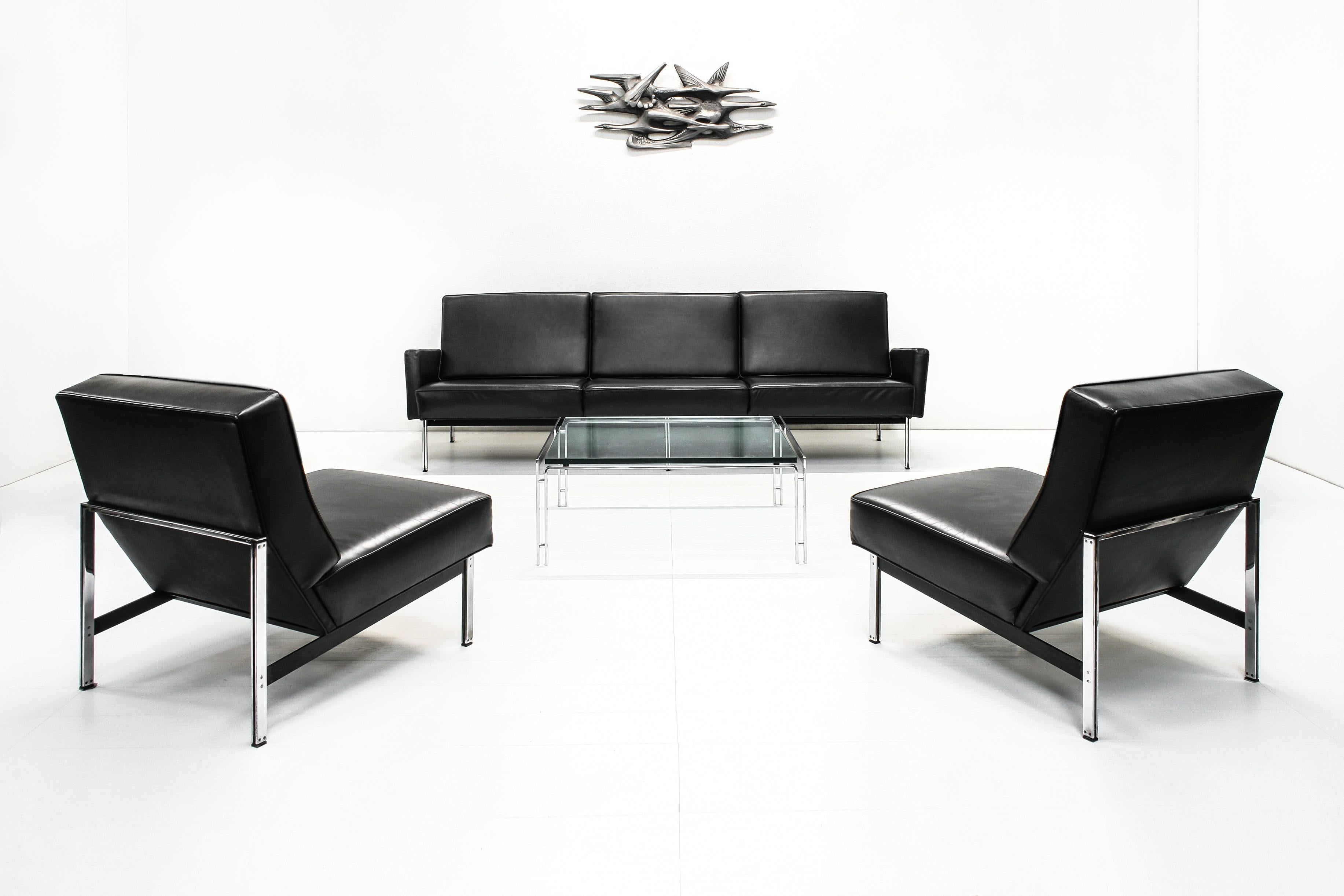 The Model 51, beter known as the Parallel Bar series with a brushed chrome and black finish steel frame were designed by Florence Knoll in 1955 for Knoll International.

This set, existing of a large sofa and two slipper chairs were produced under